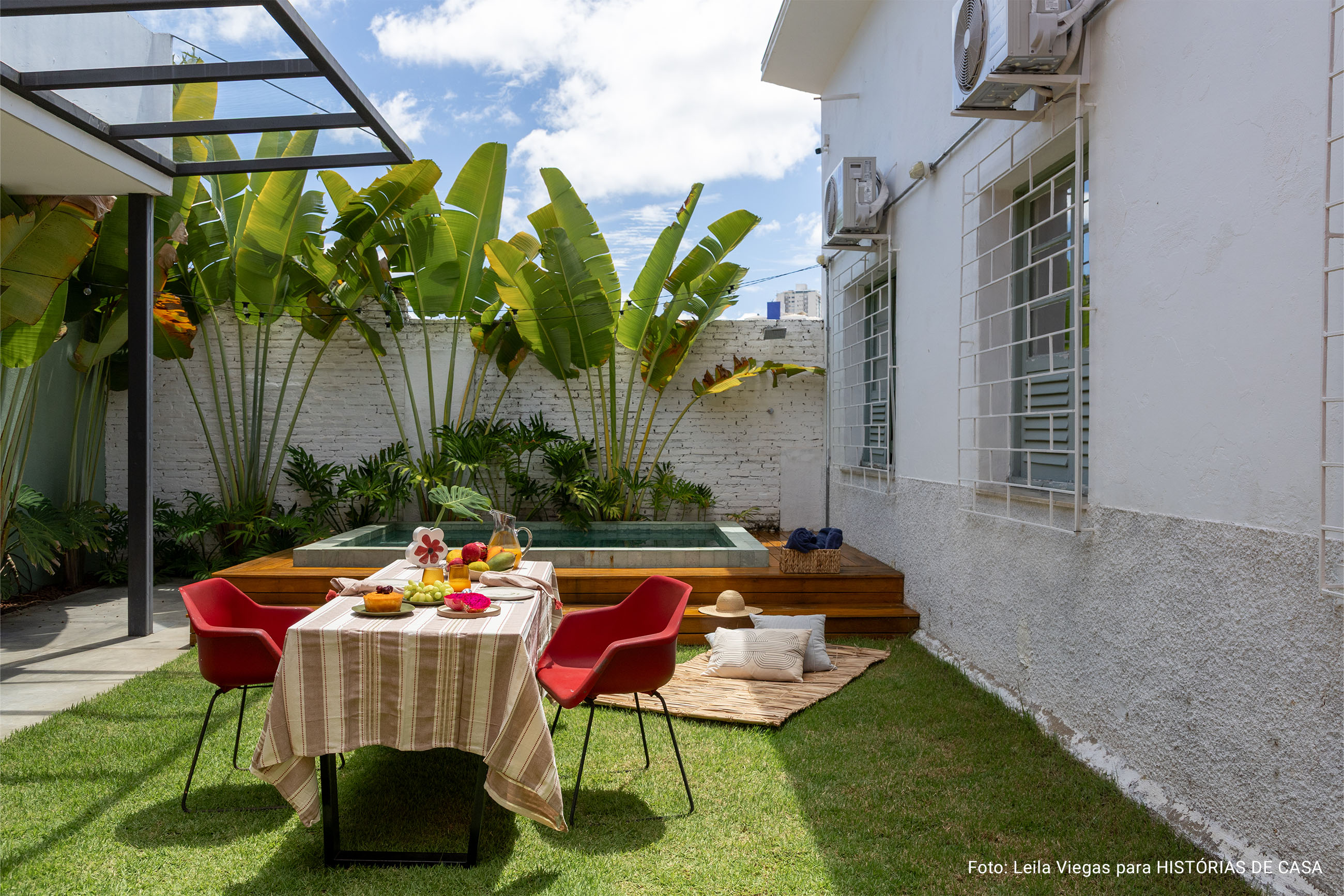 Casa em Belo Horizonte com jardim, mesa posta e piscina