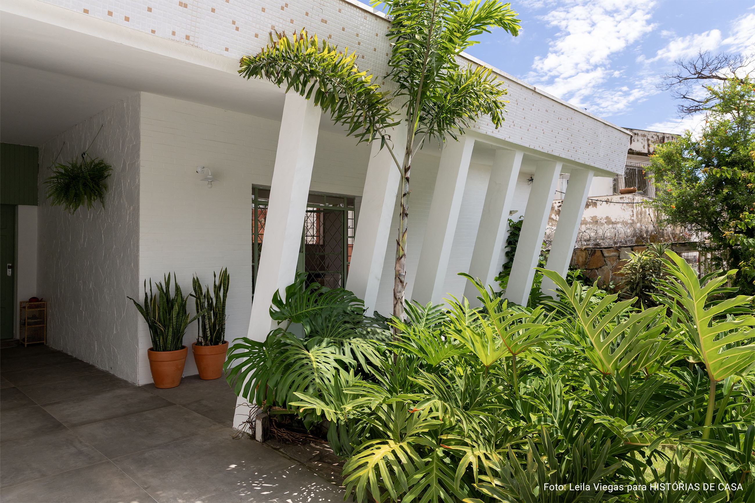 Casa em Belo Horizonte com jardim, mesa posta e piscina