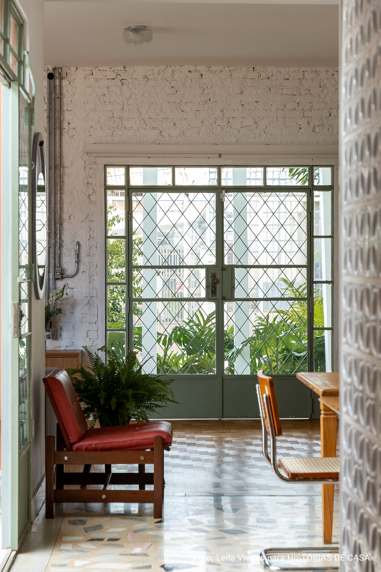 Casa em Belo Horizonte com jardim, mesa posta e piscina