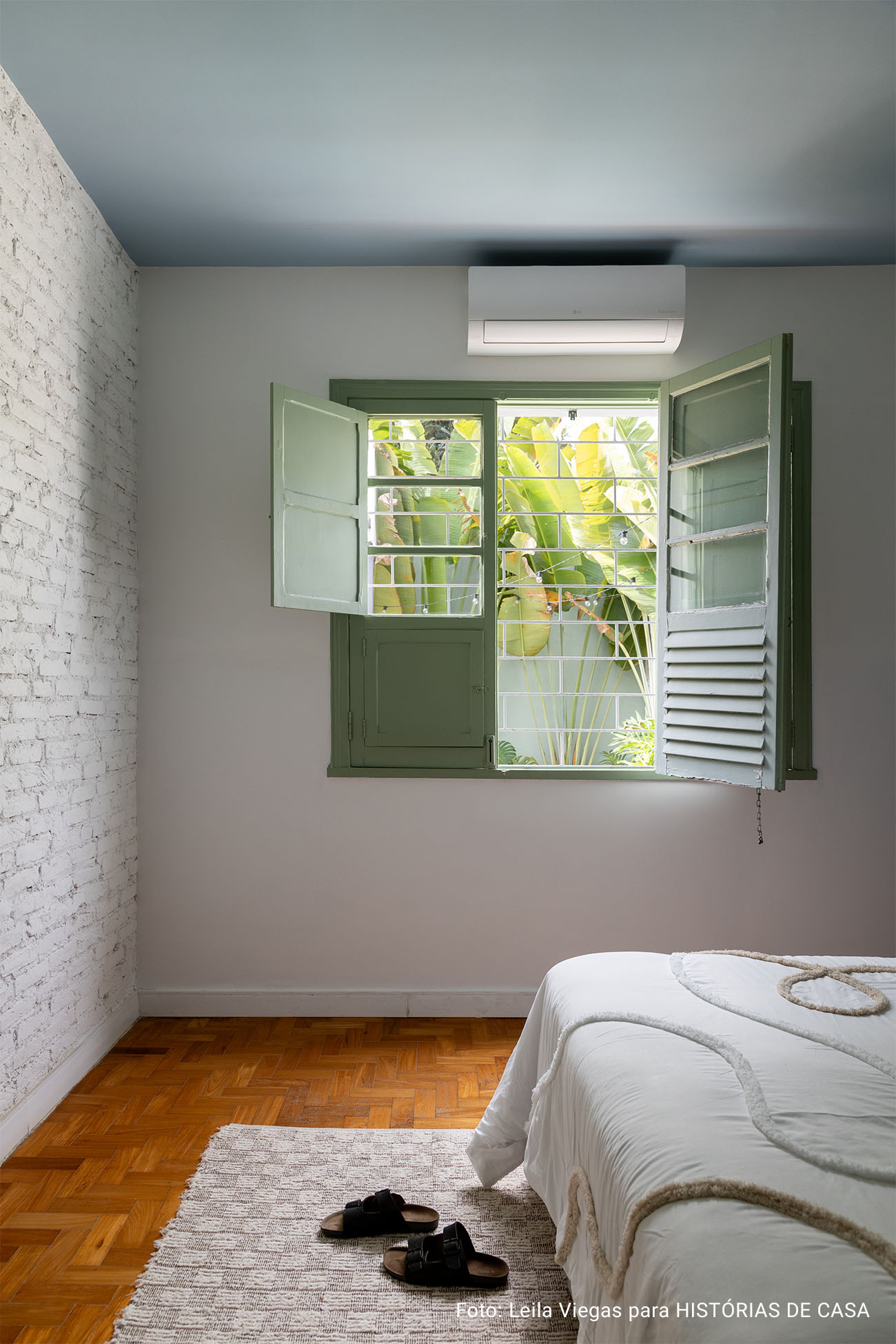 Casa em Belo Horizonte com jardim, mesa posta e piscina