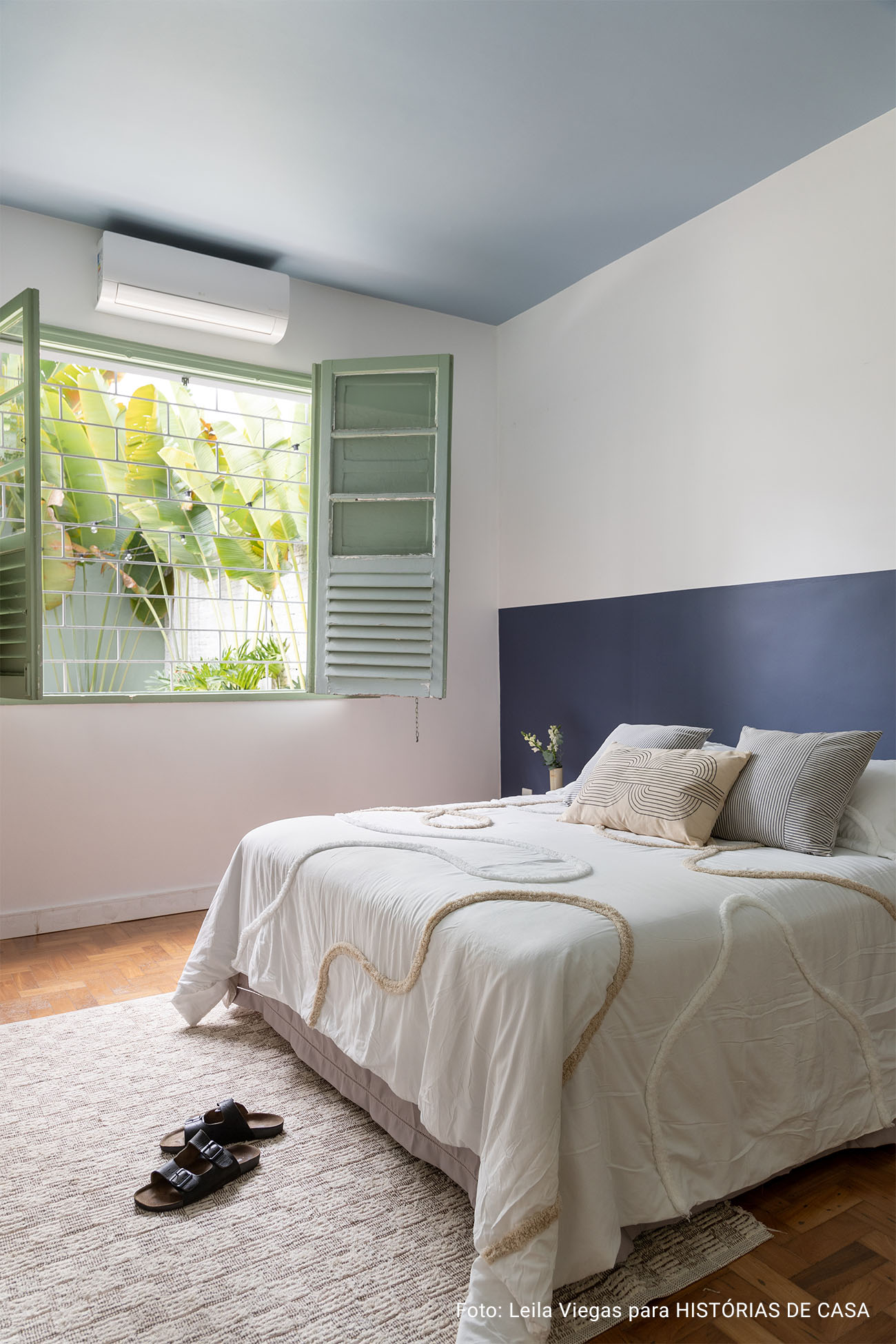 Casa em Belo Horizonte com jardim, mesa posta e piscina