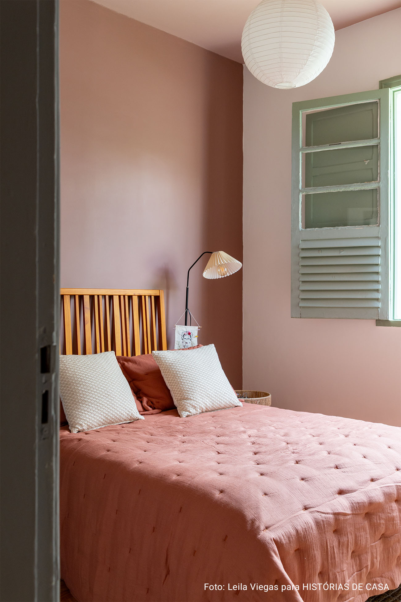 Casa em Belo Horizonte com jardim, mesa posta e piscina