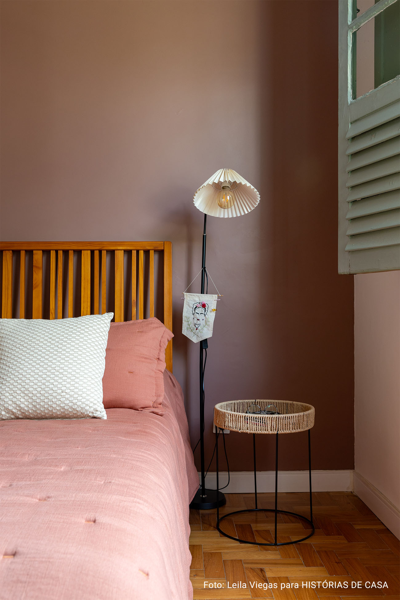 Casa em Belo Horizonte com jardim, mesa posta e piscina