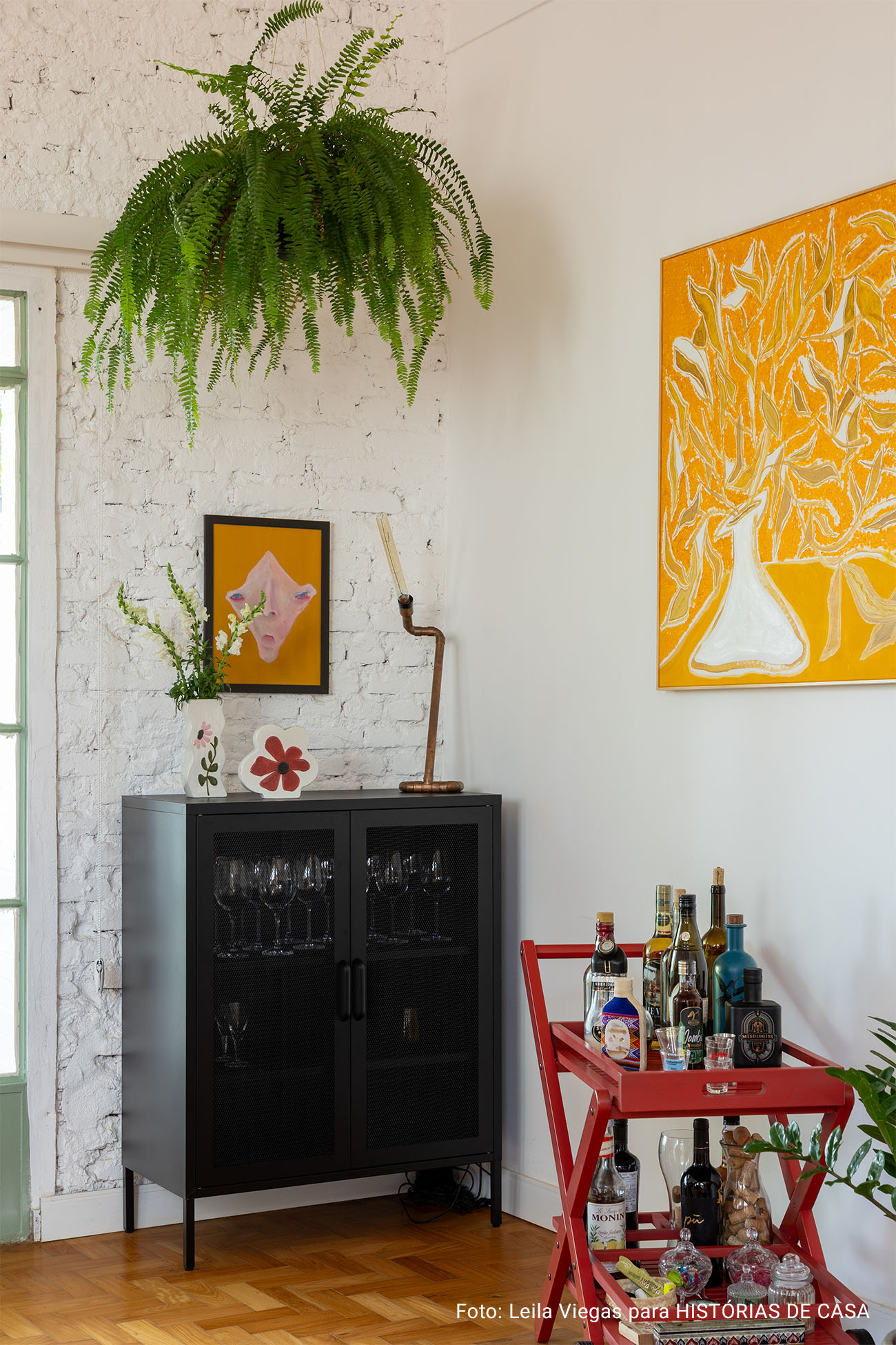 Casa em Belo Horizonte com jardim, mesa posta e piscina