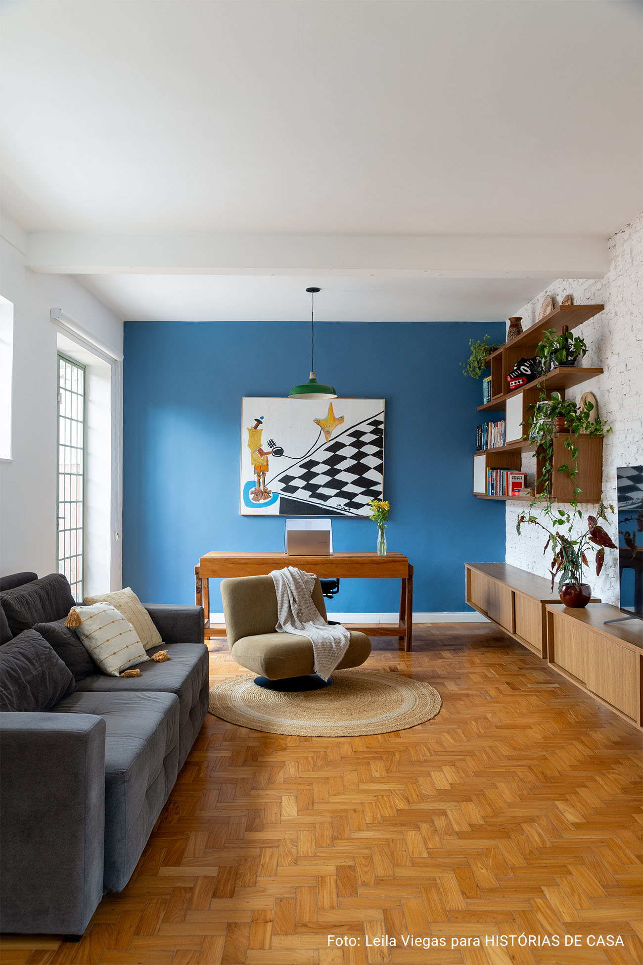 Casa em Belo Horizonte com jardim, mesa posta e piscina