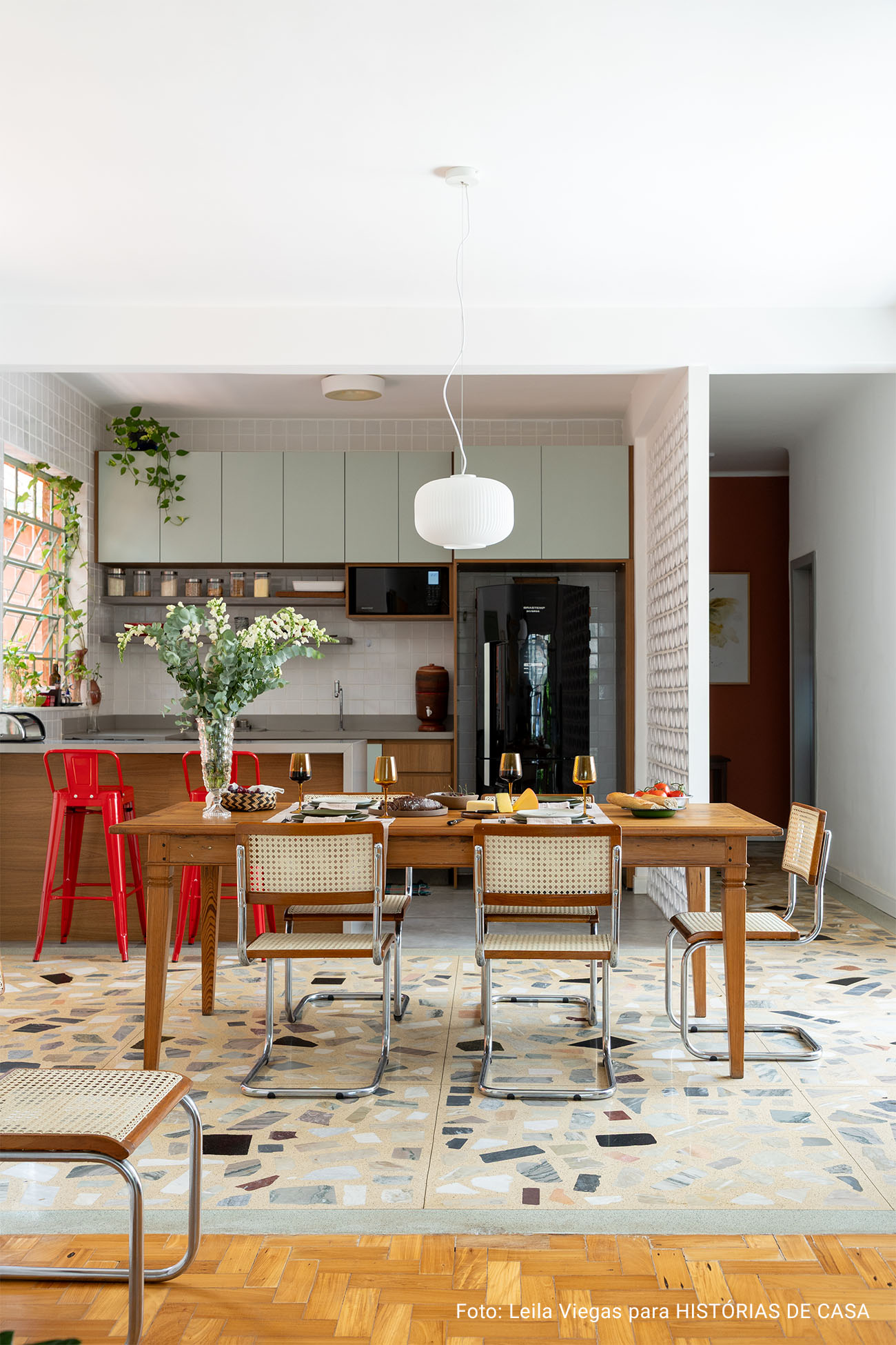 Casa em Belo Horizonte com jardim, mesa posta e piscina