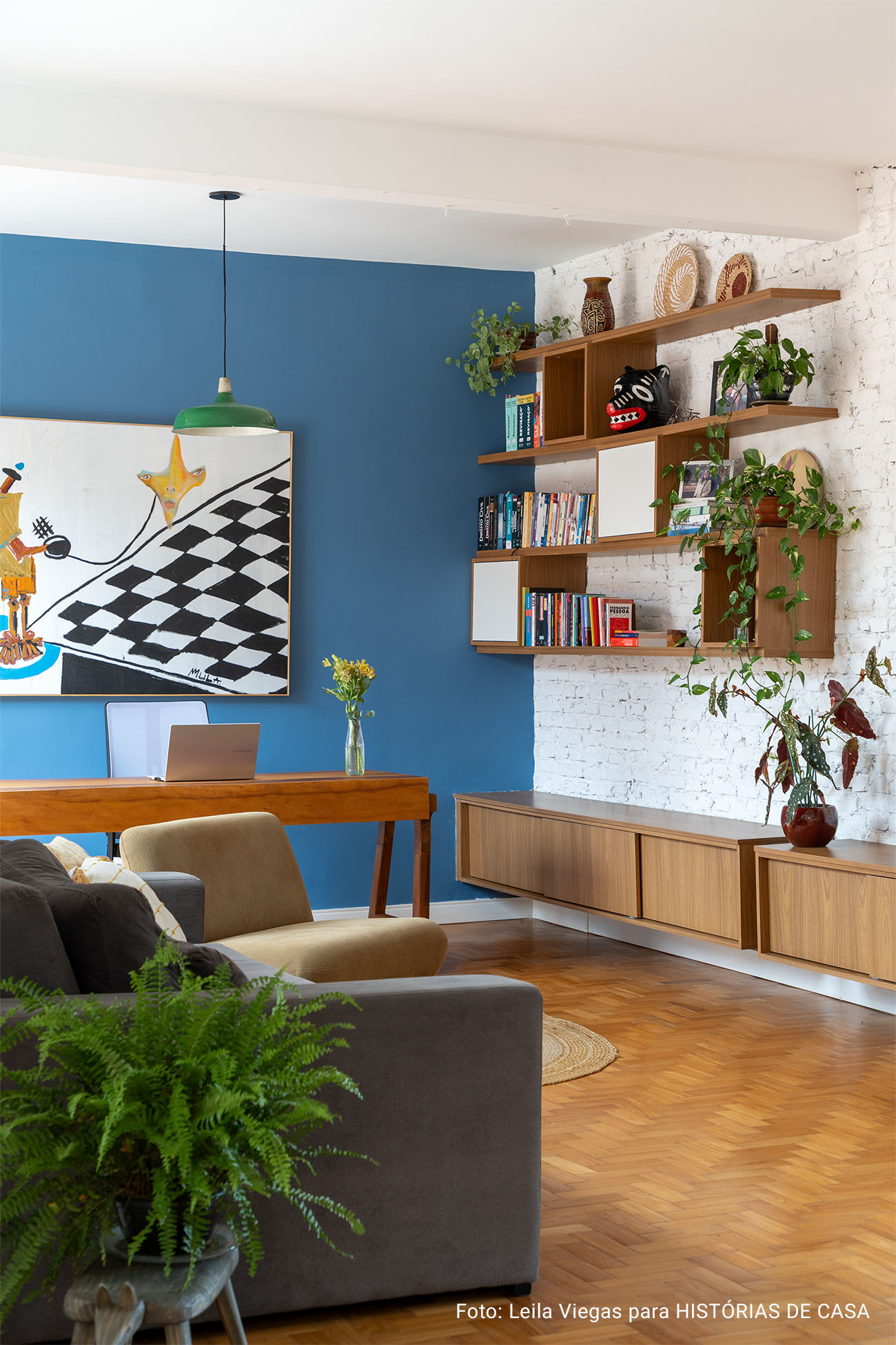 Casa em Belo Horizonte com jardim, mesa posta e piscina