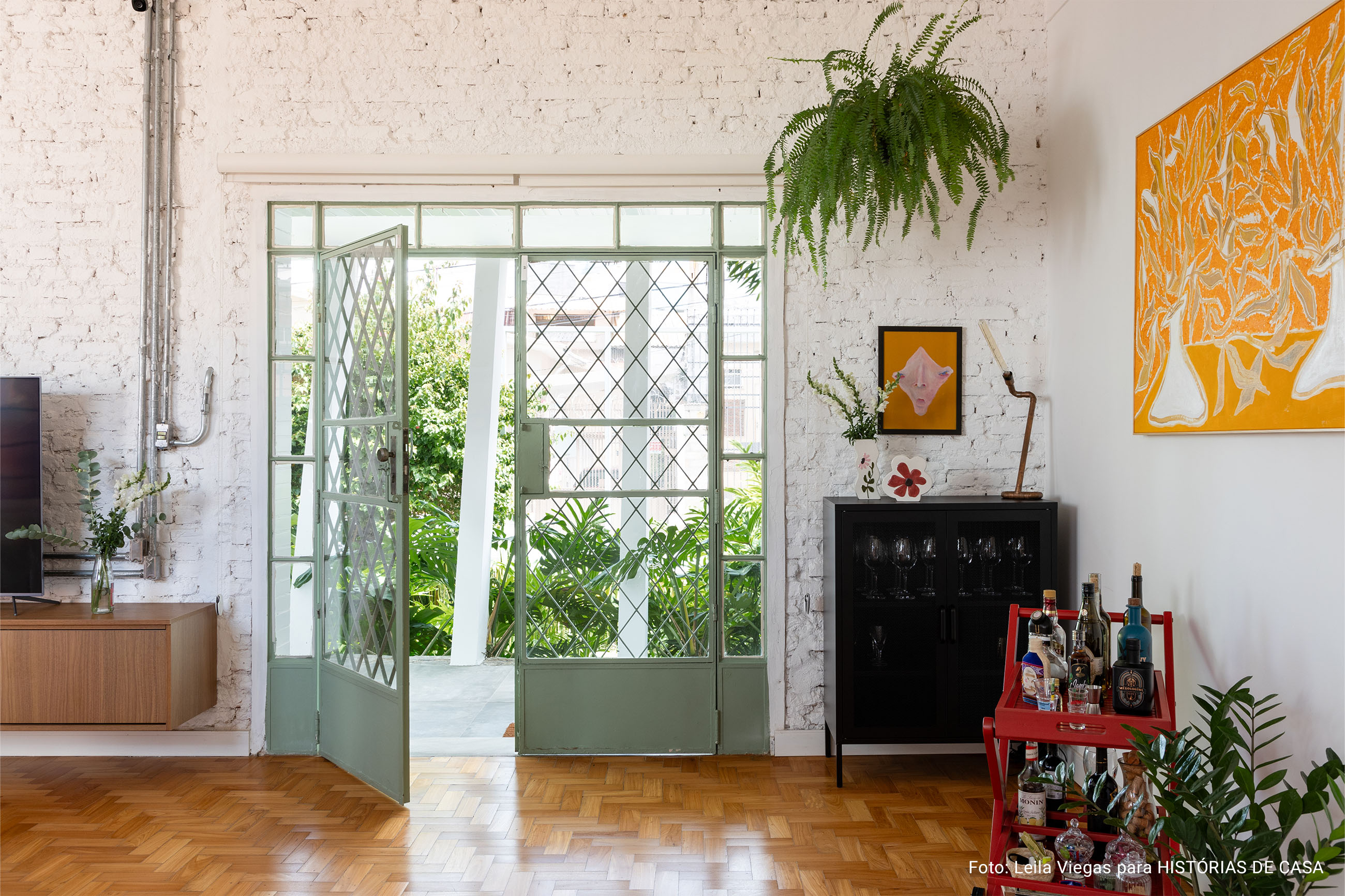 Casa em Belo Horizonte com jardim, mesa posta e piscina