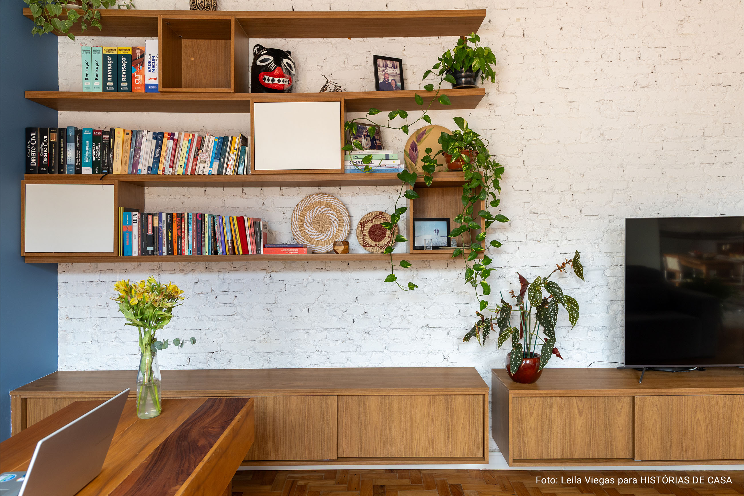 Casa em Belo Horizonte com jardim, mesa posta e piscina
