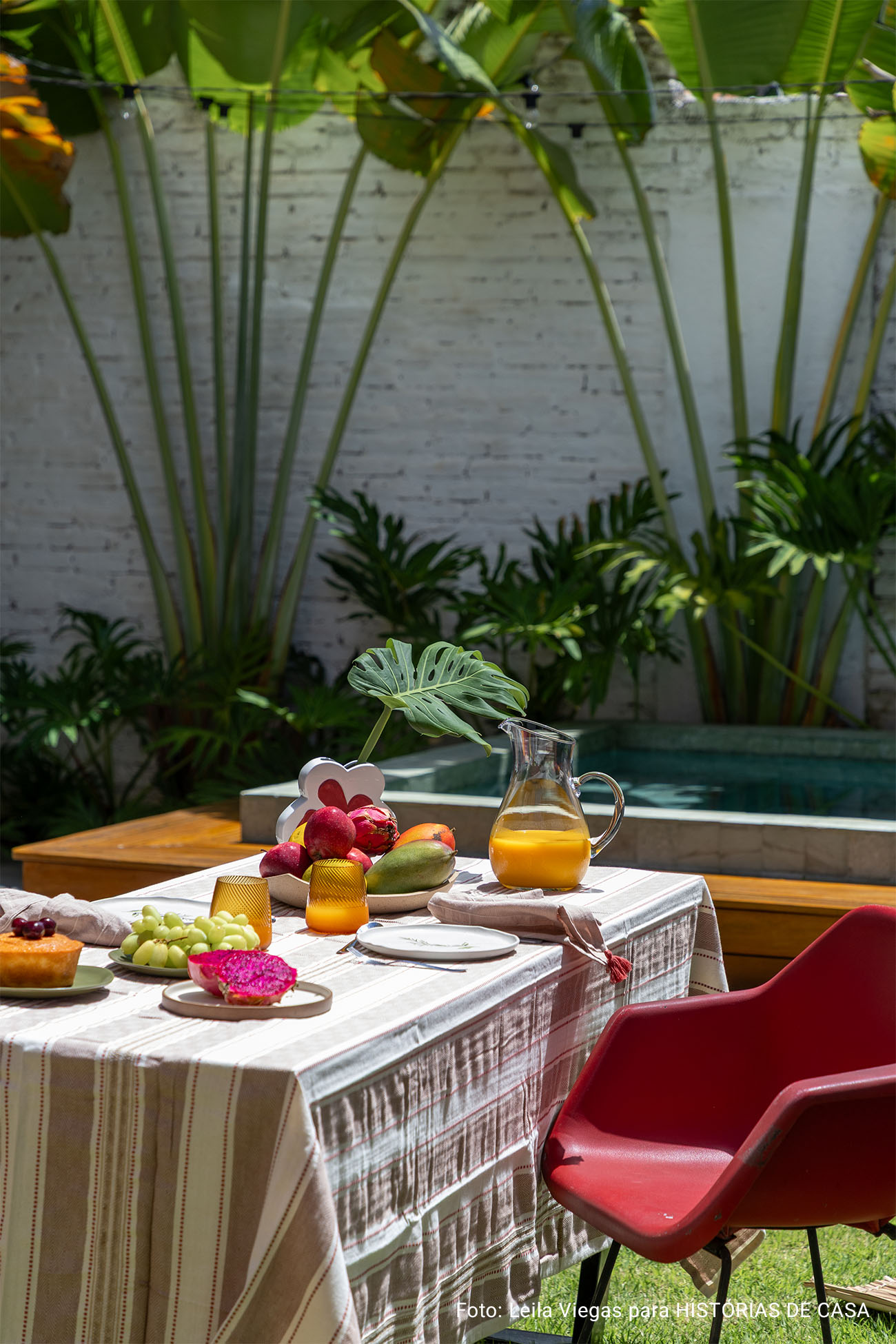 Casa em Belo Horizonte com jardim, mesa posta e piscina
