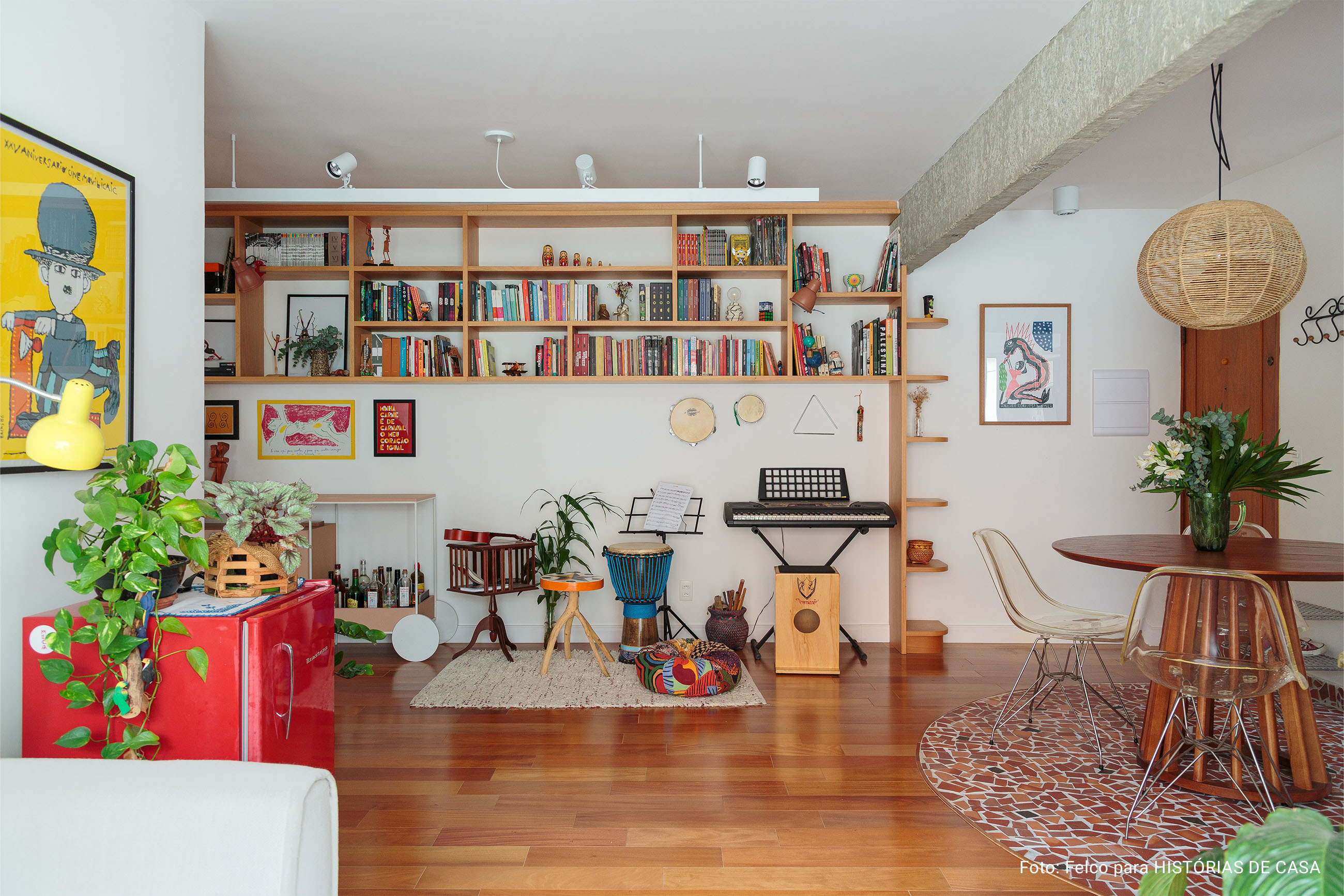 Apartamento pequeno reformado com cozinha aberta e banheiro colorido