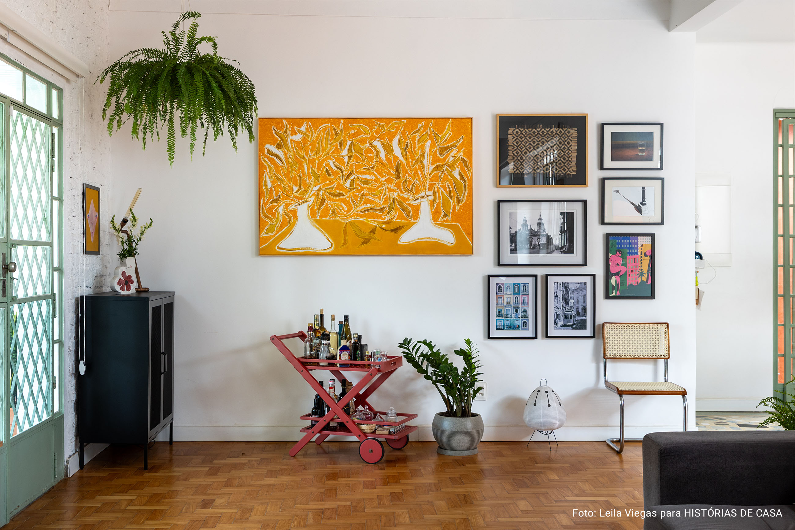 Casa em Belo Horizonte com jardim, mesa posta e piscina