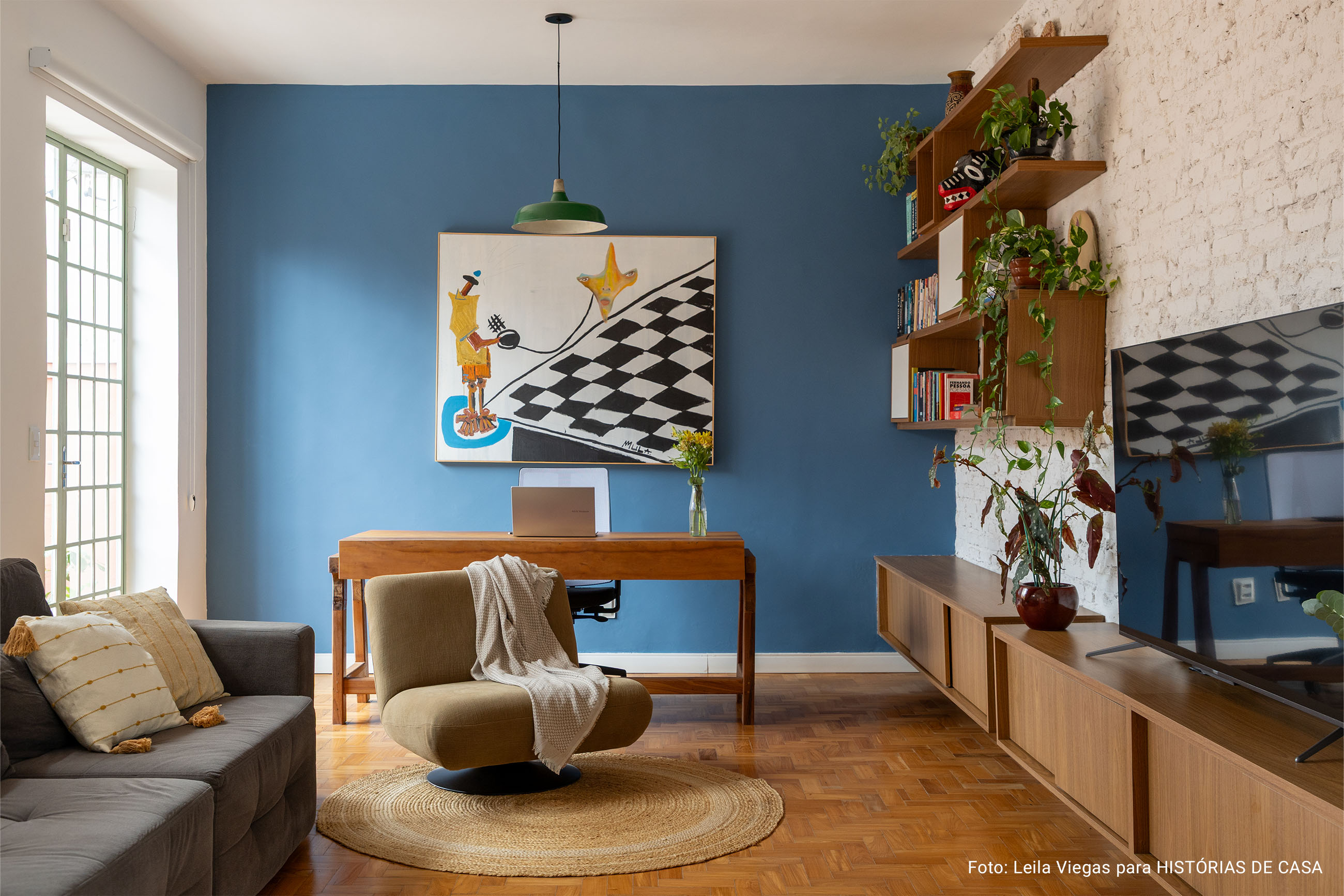 Casa em Belo Horizonte com jardim, mesa posta e piscina