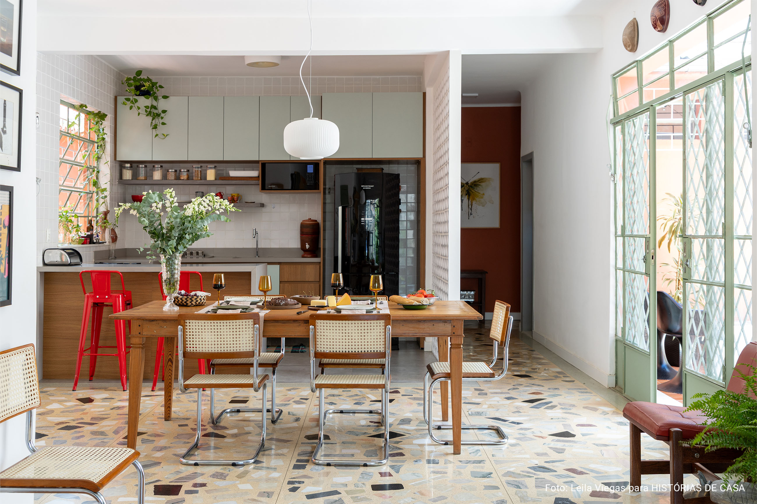 Casa em Belo Horizonte com jardim, mesa posta e piscina