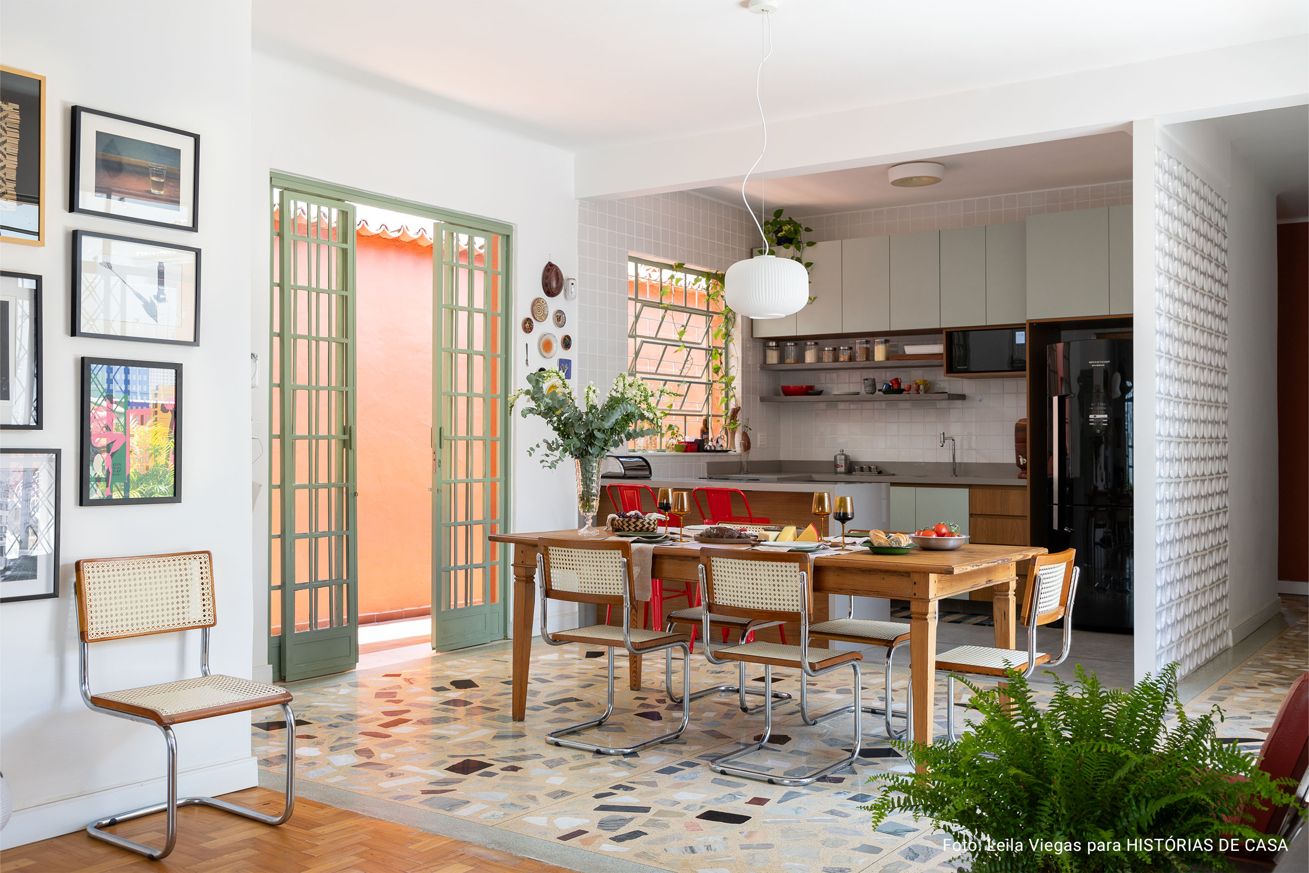 Casa em Belo Horizonte com jardim, mesa posta e piscina