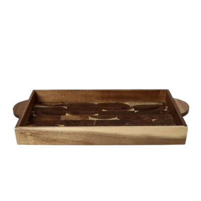 Casa em Belo Horizonte com jardim, mesa posta e piscina