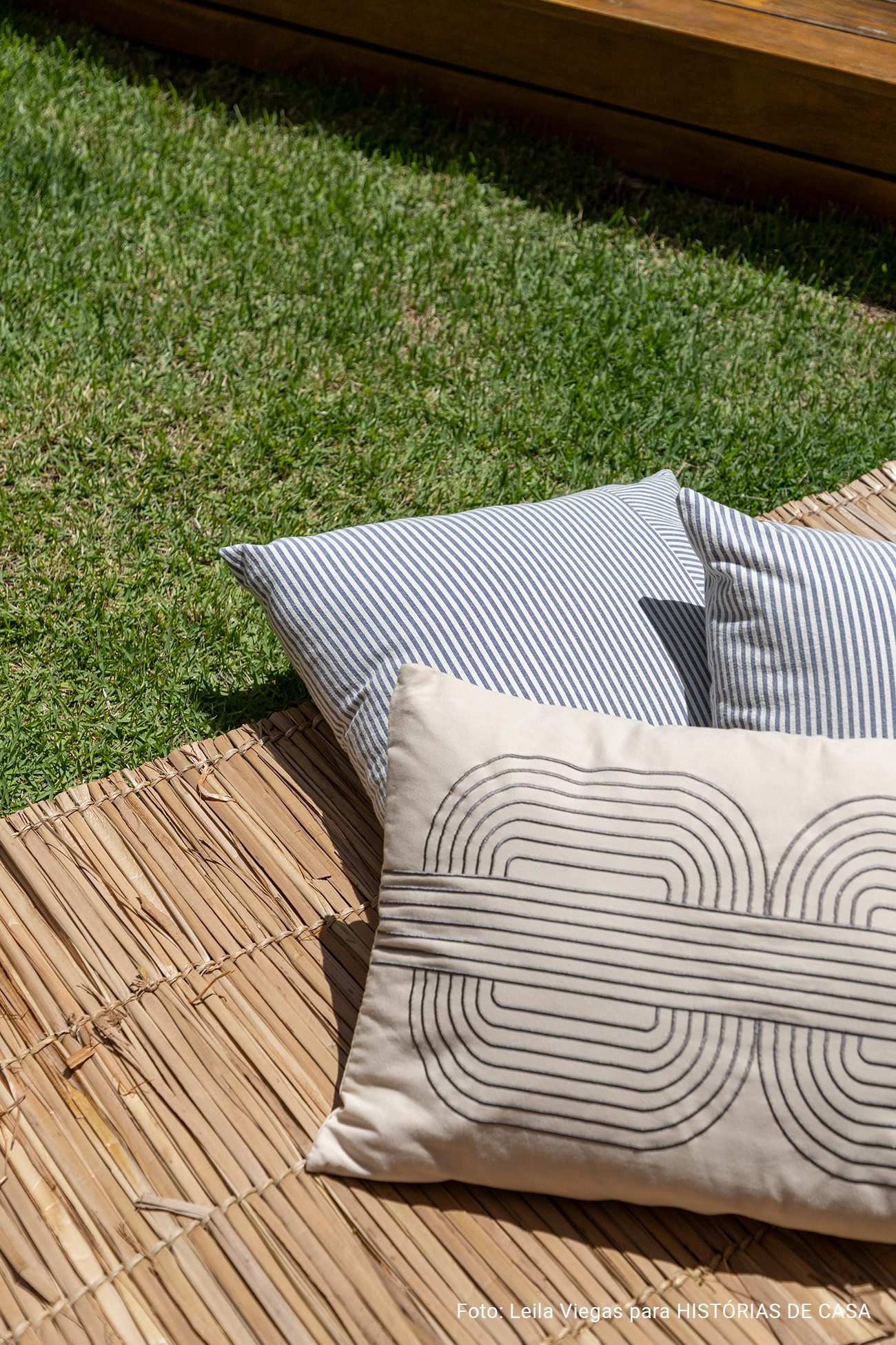 Casa em Belo Horizonte com jardim, mesa posta e piscina