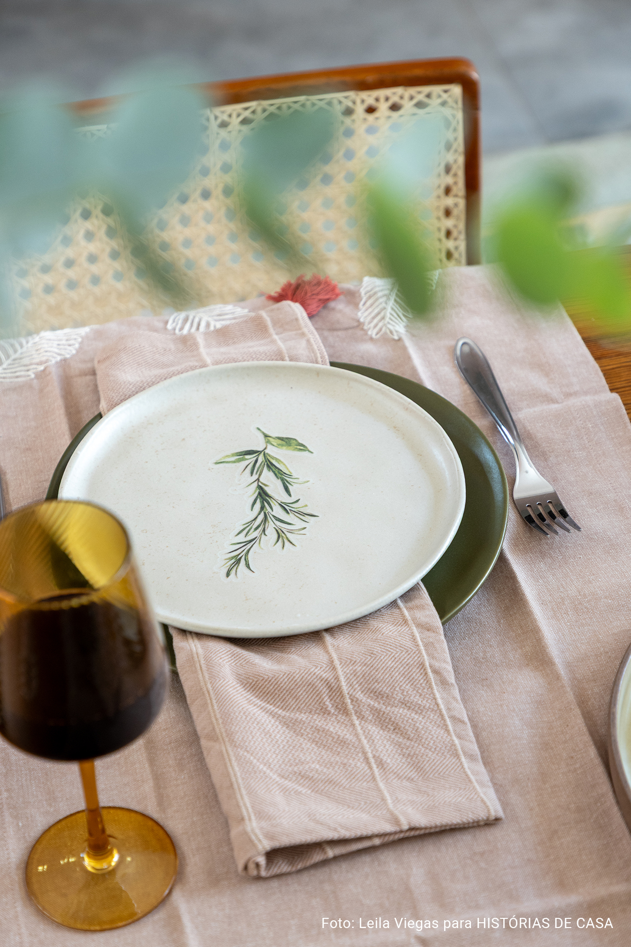 Casa em Belo Horizonte com jardim, mesa posta e piscina
