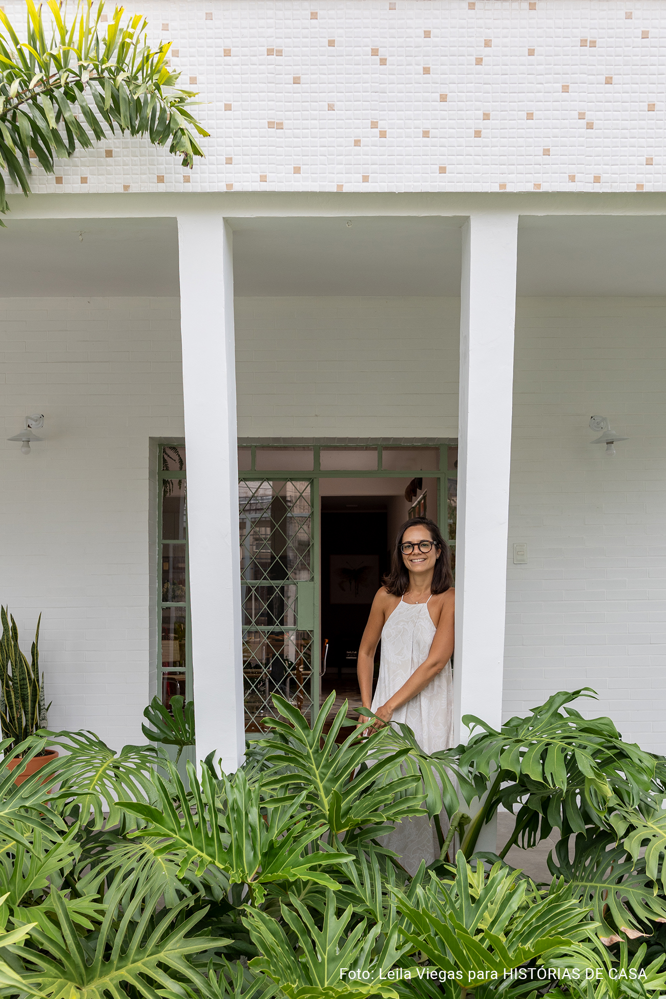 Casa em Belo Horizonte com jardim, mesa posta e piscina