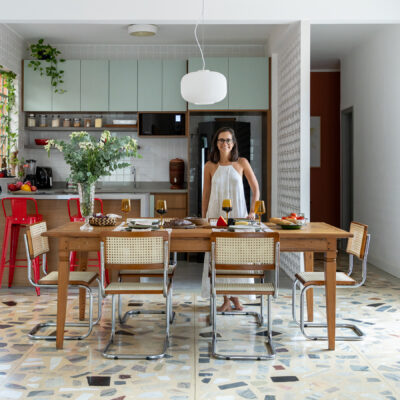 Casa em Belo Horizonte com jardim, mesa posta e piscina