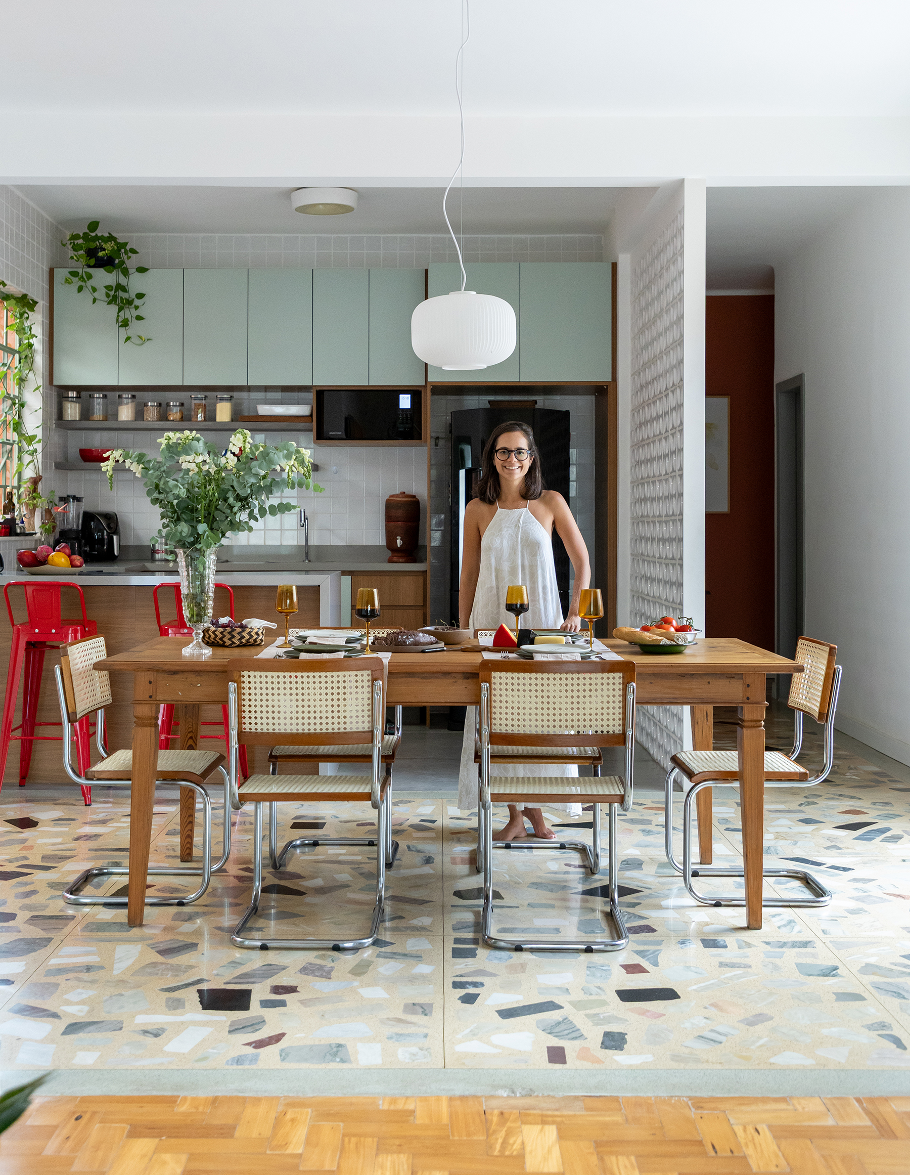 Casa em Belo Horizonte com jardim, mesa posta e piscina