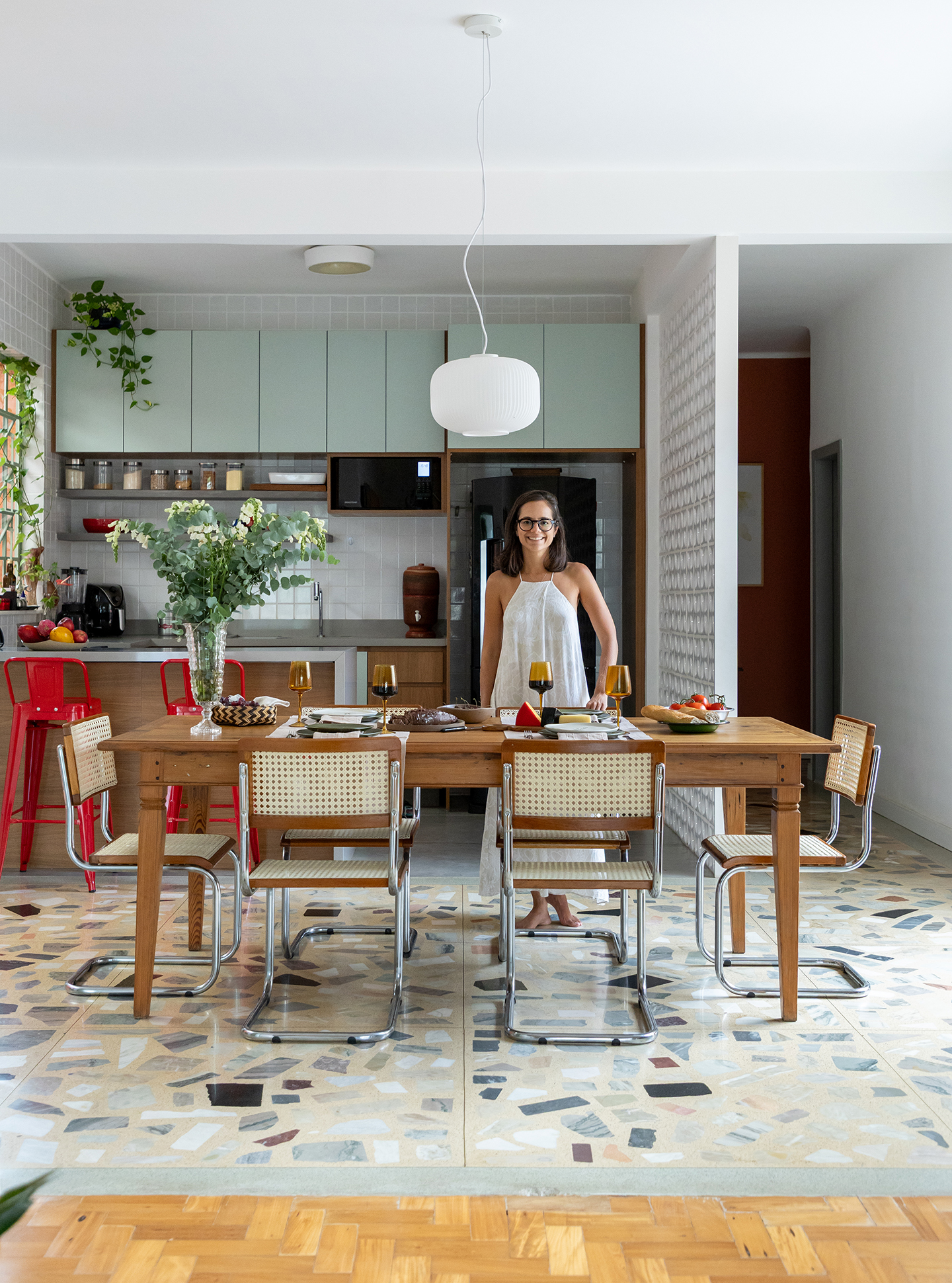 Casa em Belo Horizonte com jardim, mesa posta e piscina