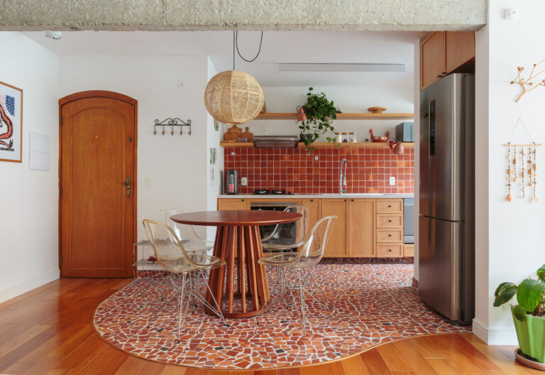 Apartamento pequeno reformado com cozinha aberta e banheiro colorido