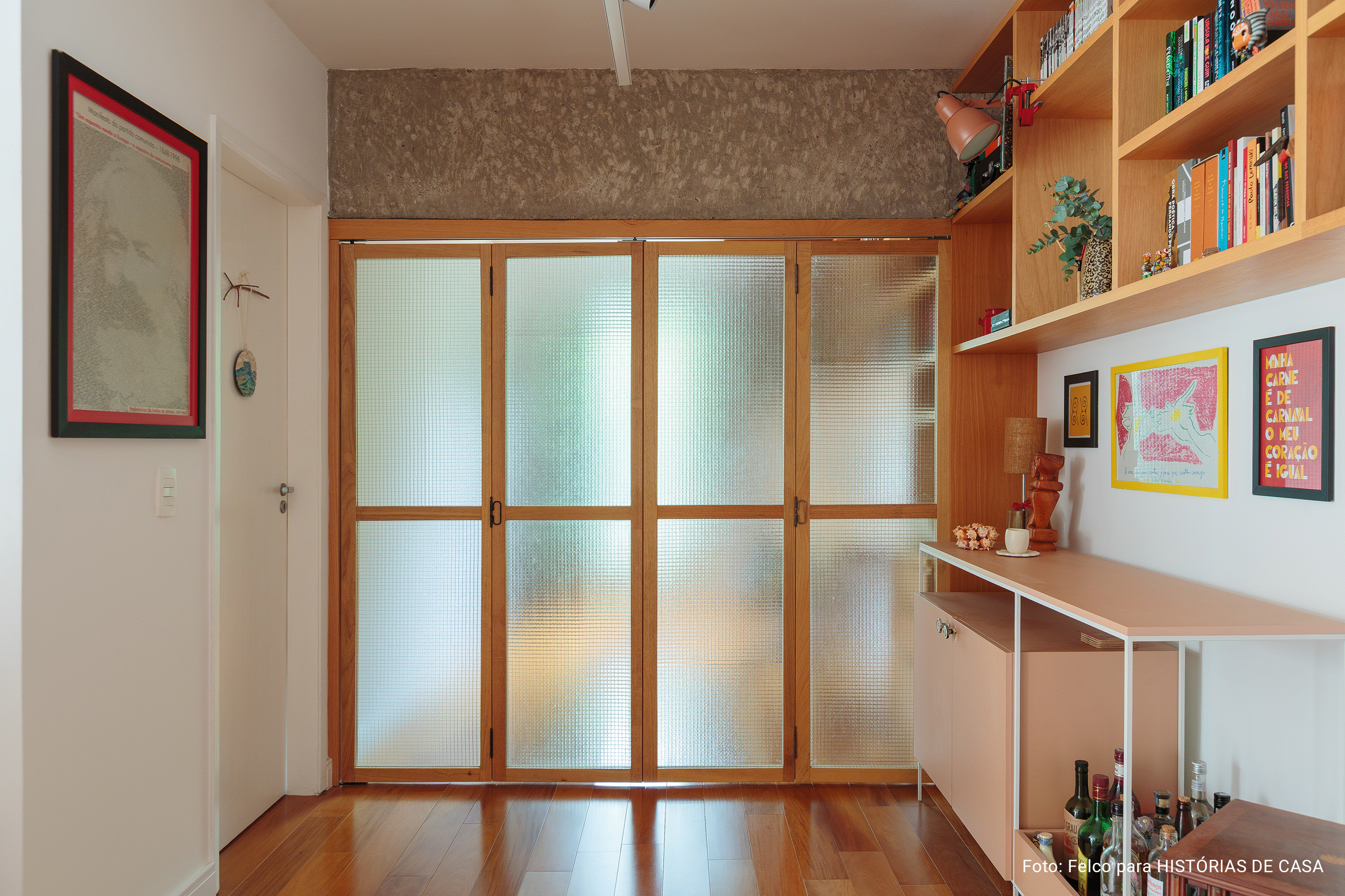 Apartamento pequeno reformado com cozinha aberta e banheiro colorido