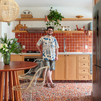 Apartamento pequeno reformado com cozinha aberta e banheiro colorido