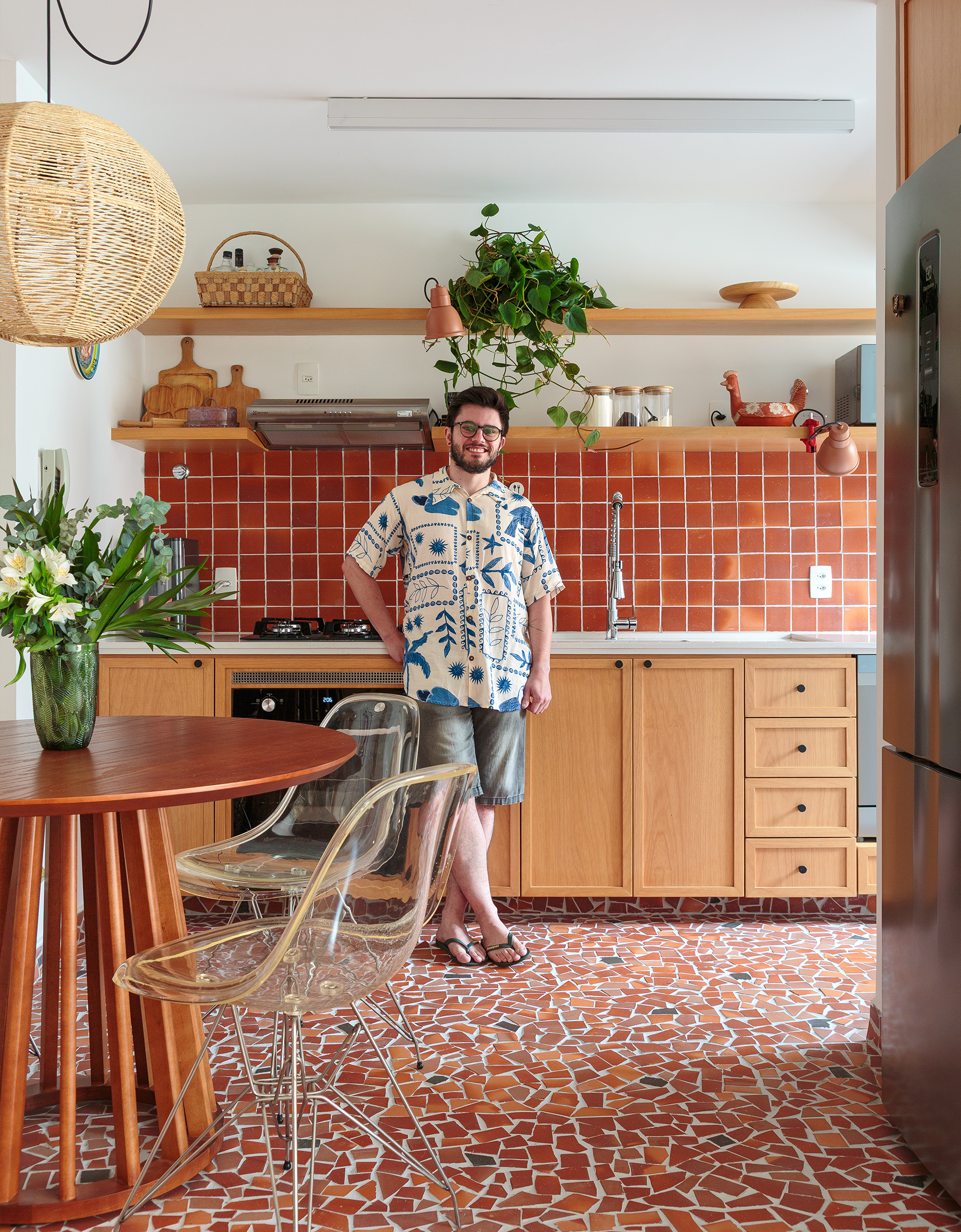 Apartamento pequeno reformado com cozinha aberta e banheiro colorido