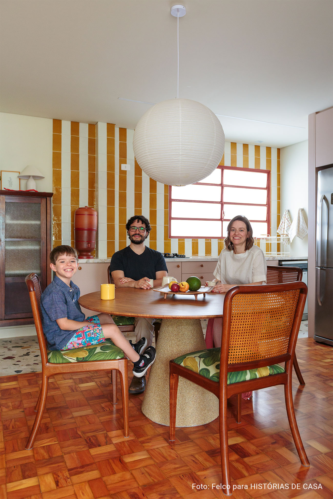 Uma casa colorida para celebrar a vida em família