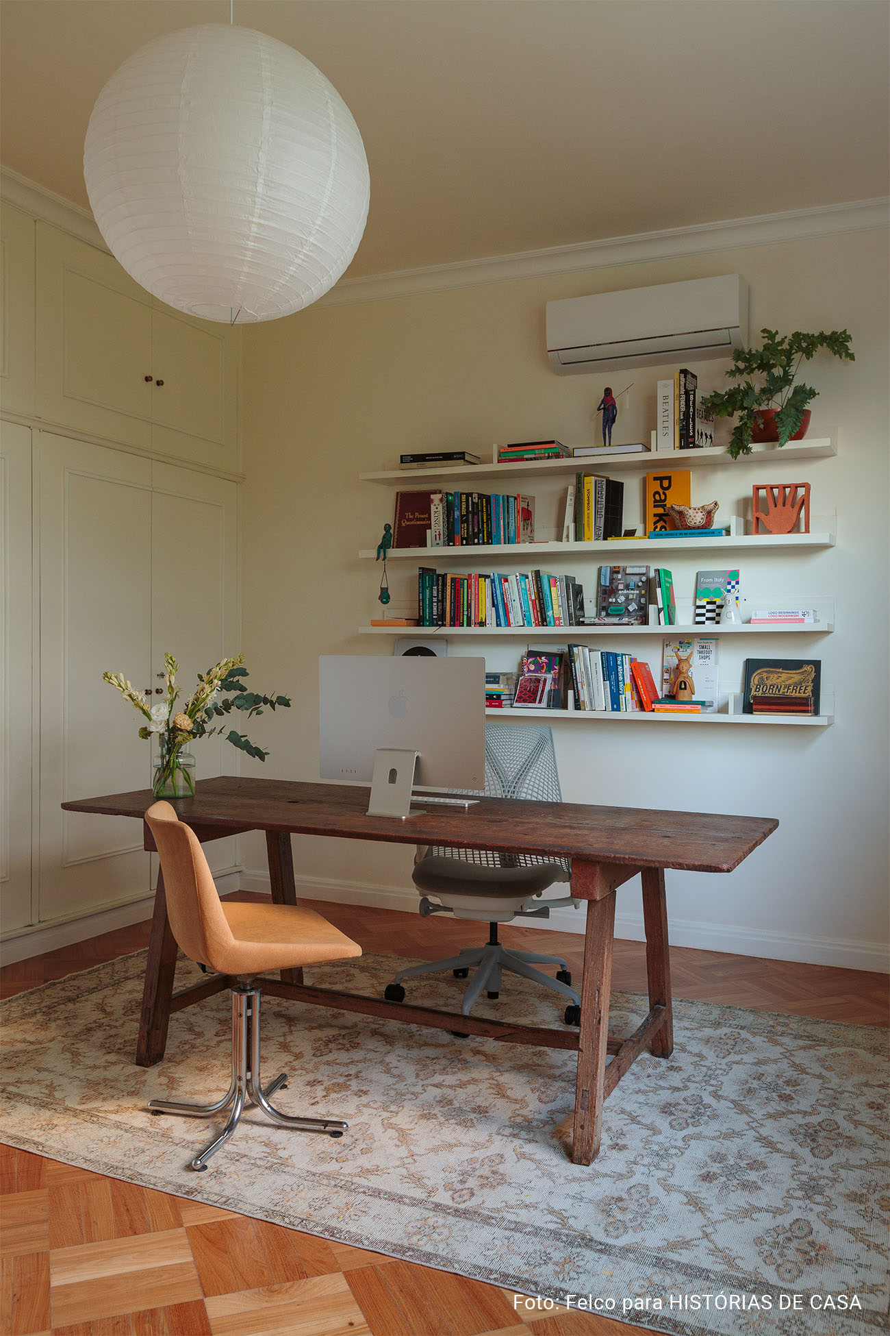 Alma carioca e o charme dos garimpos em um apê dos anos 50