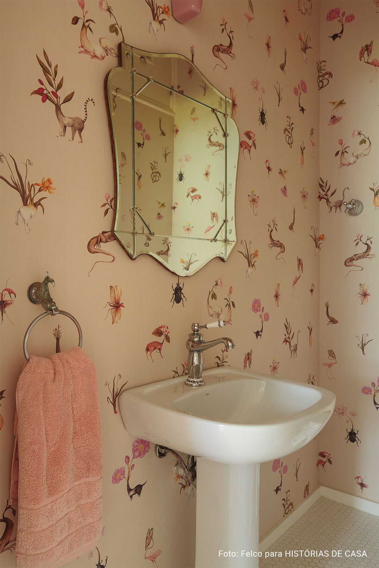 Alma carioca e o charme dos garimpos em um apê dos anos 50