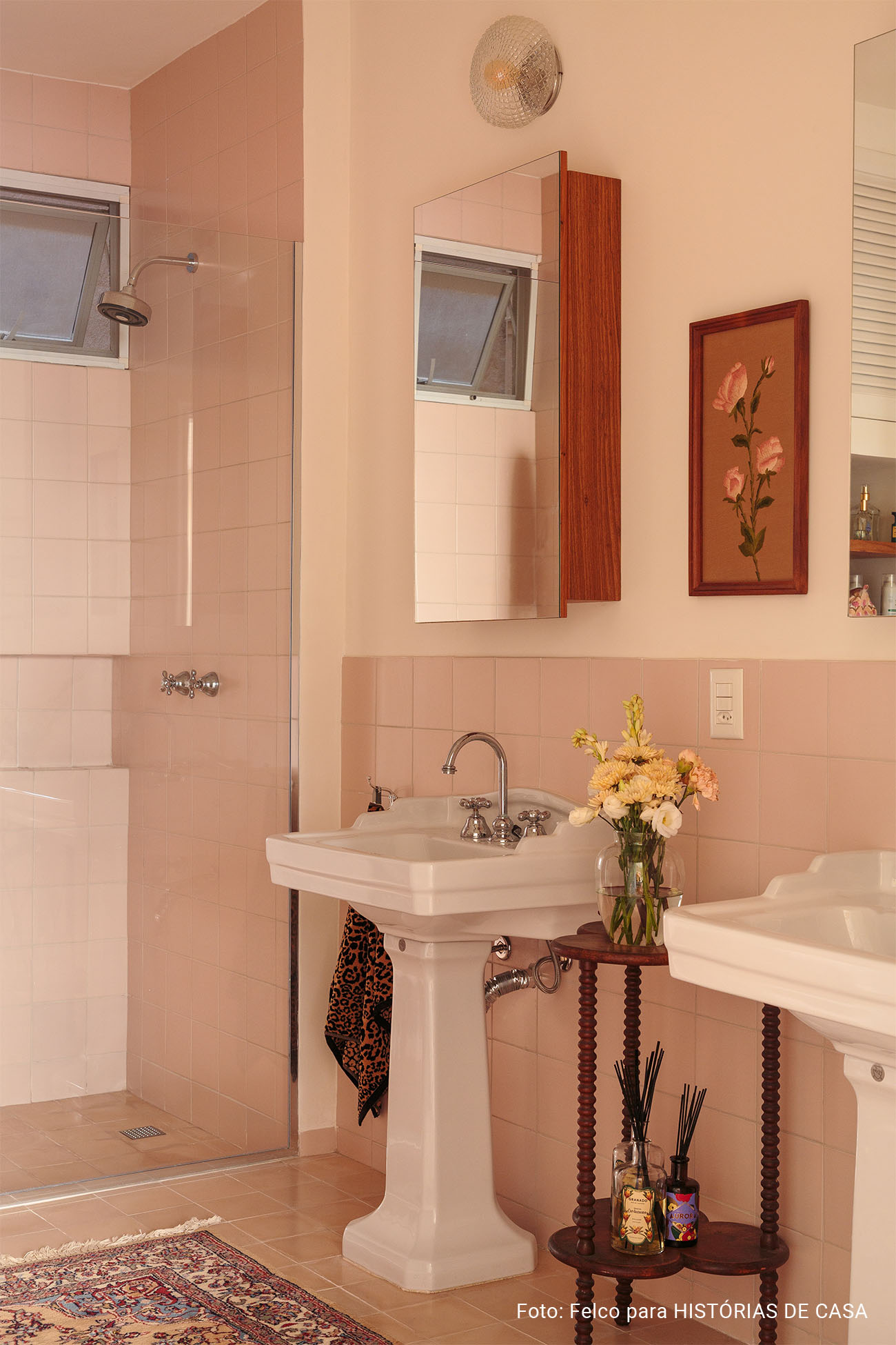 Alma carioca e o charme dos garimpos em um apê dos anos 50