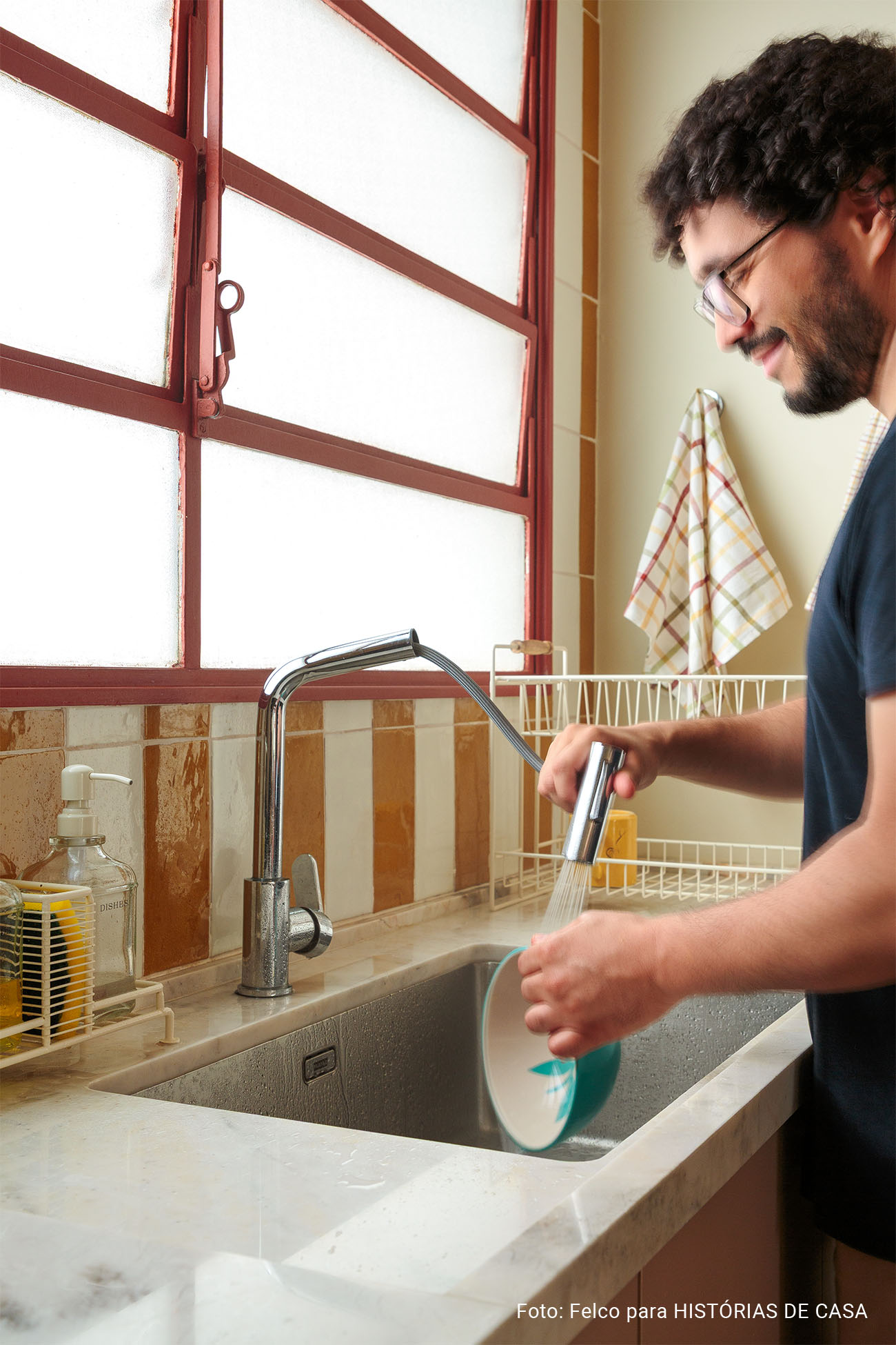 Apartamento reformado com decoração colorida, esquadrias vermelhas e cozinha listrada de amarelo