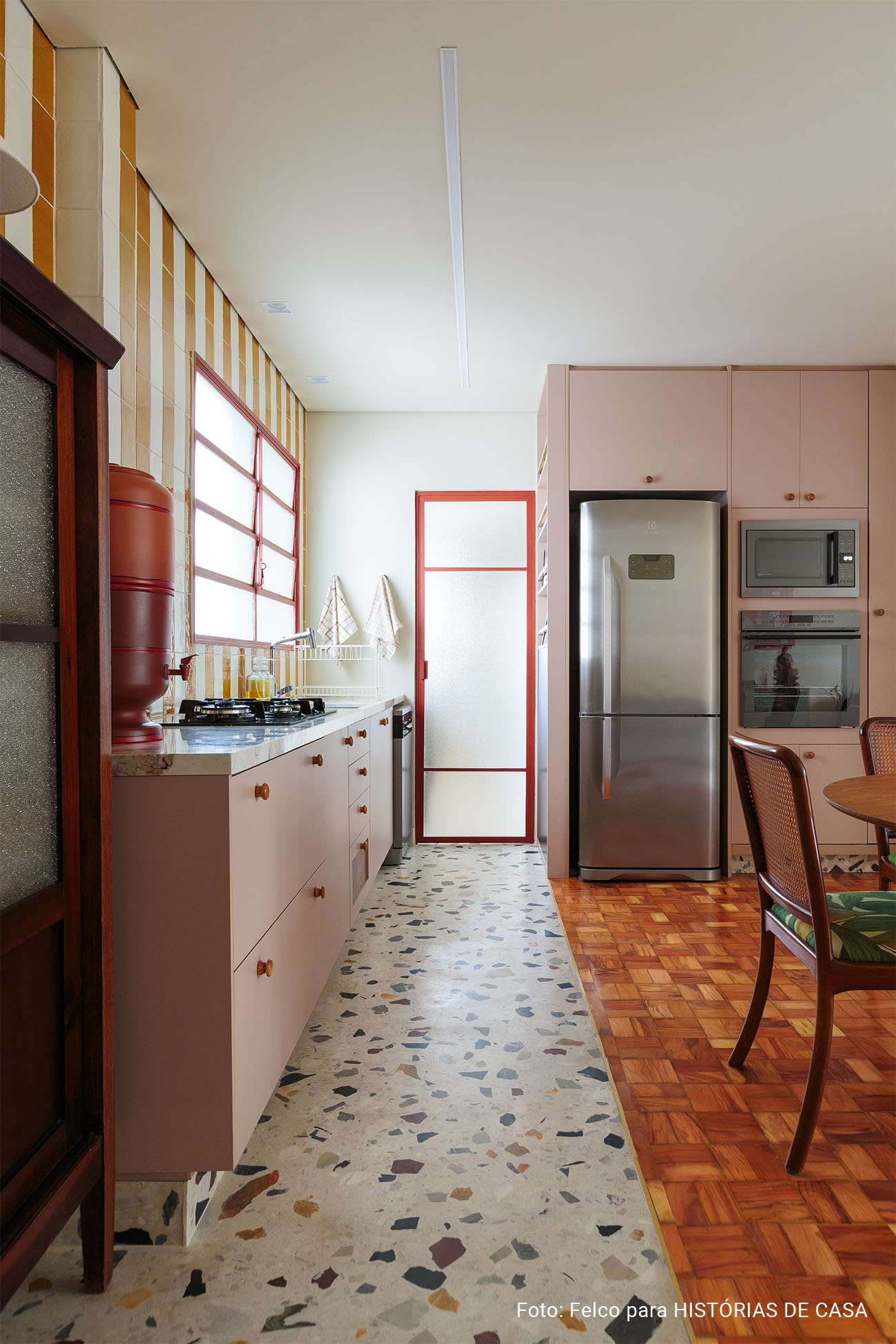 Uma casa colorida para celebrar a vida em família