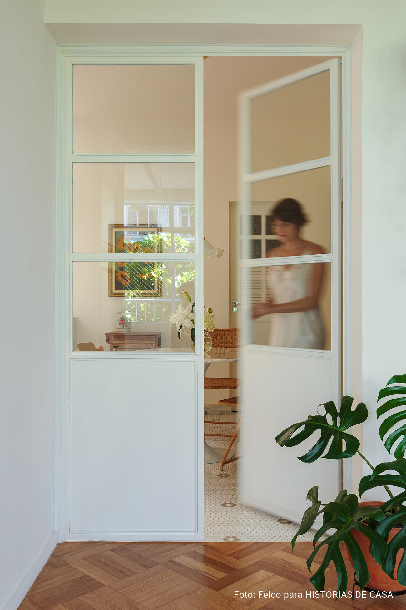 Alma carioca e o charme dos garimpos em um apê dos anos 50