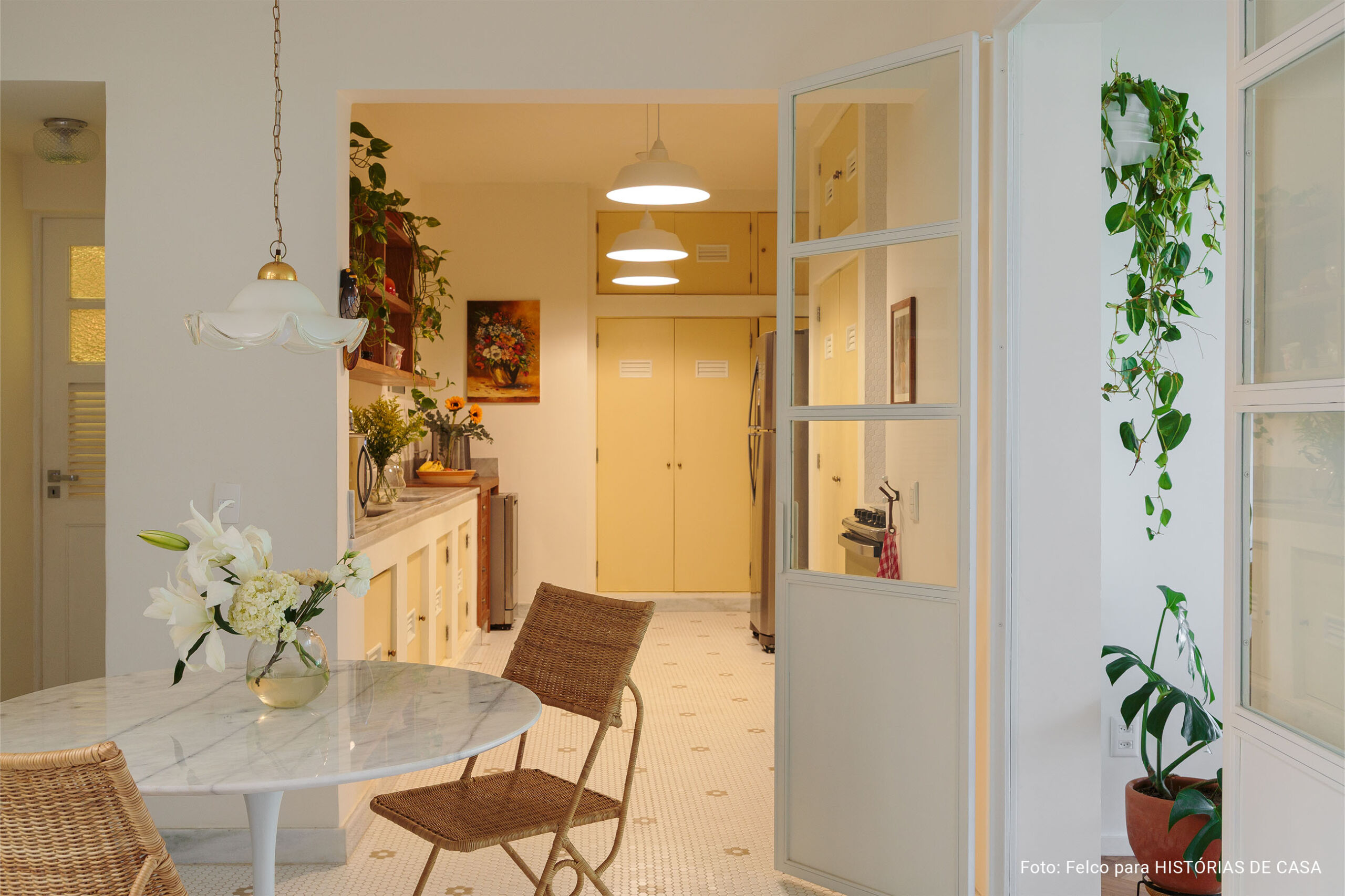 Alma carioca e o charme dos garimpos em um apê dos anos 50