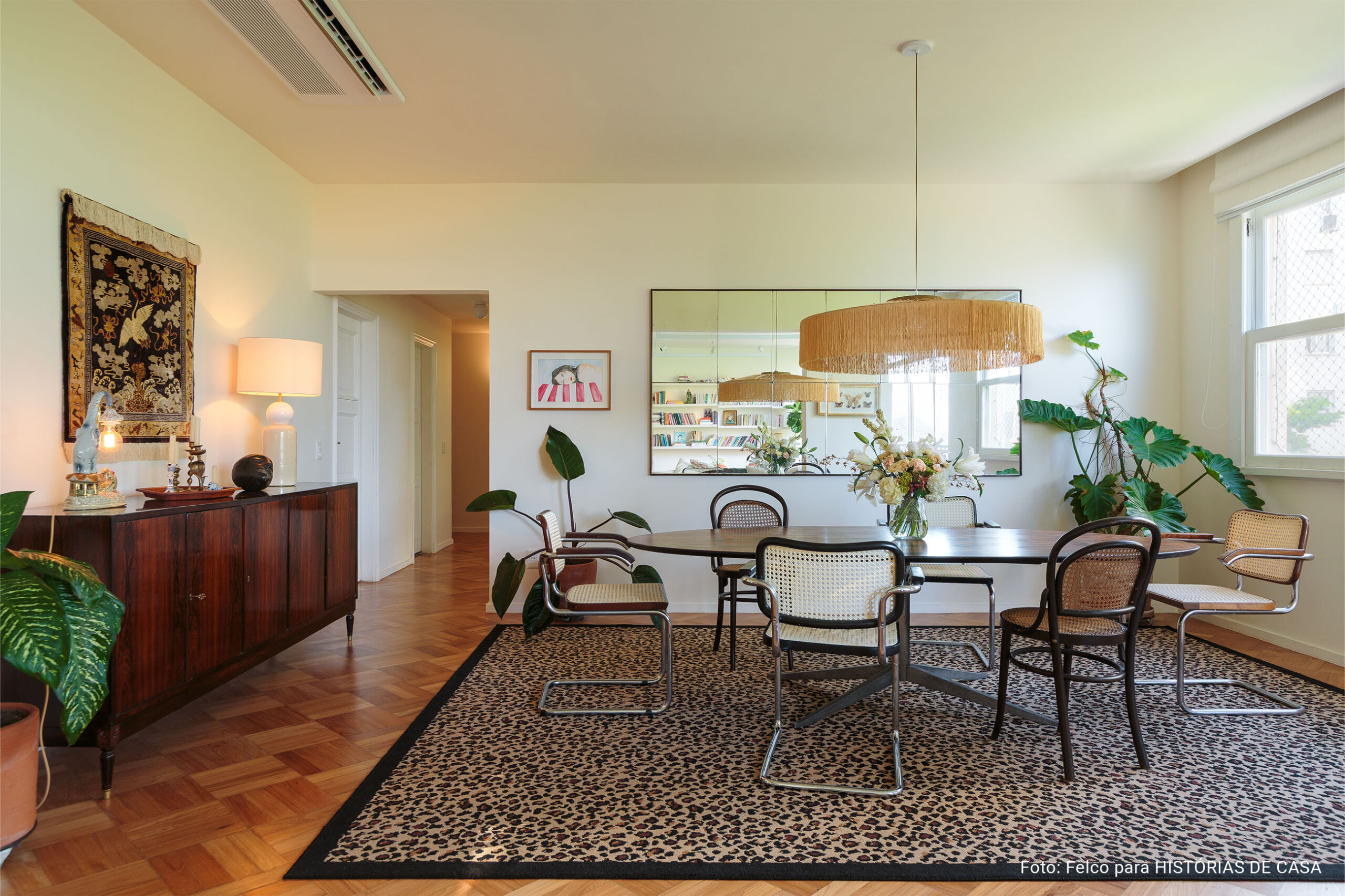 Alma carioca e o charme dos garimpos em um apê dos anos 50