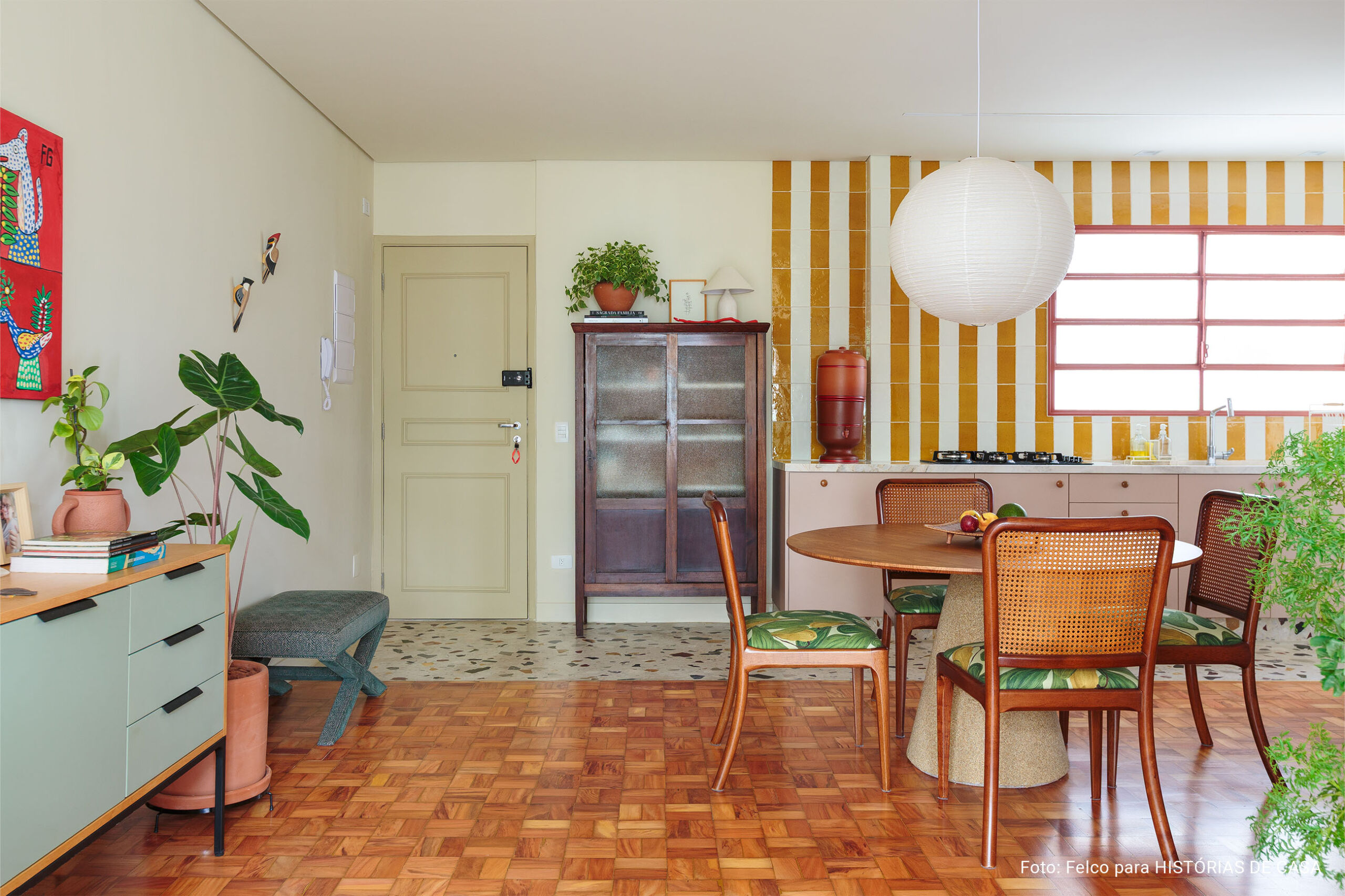 Uma casa colorida para celebrar a vida em família