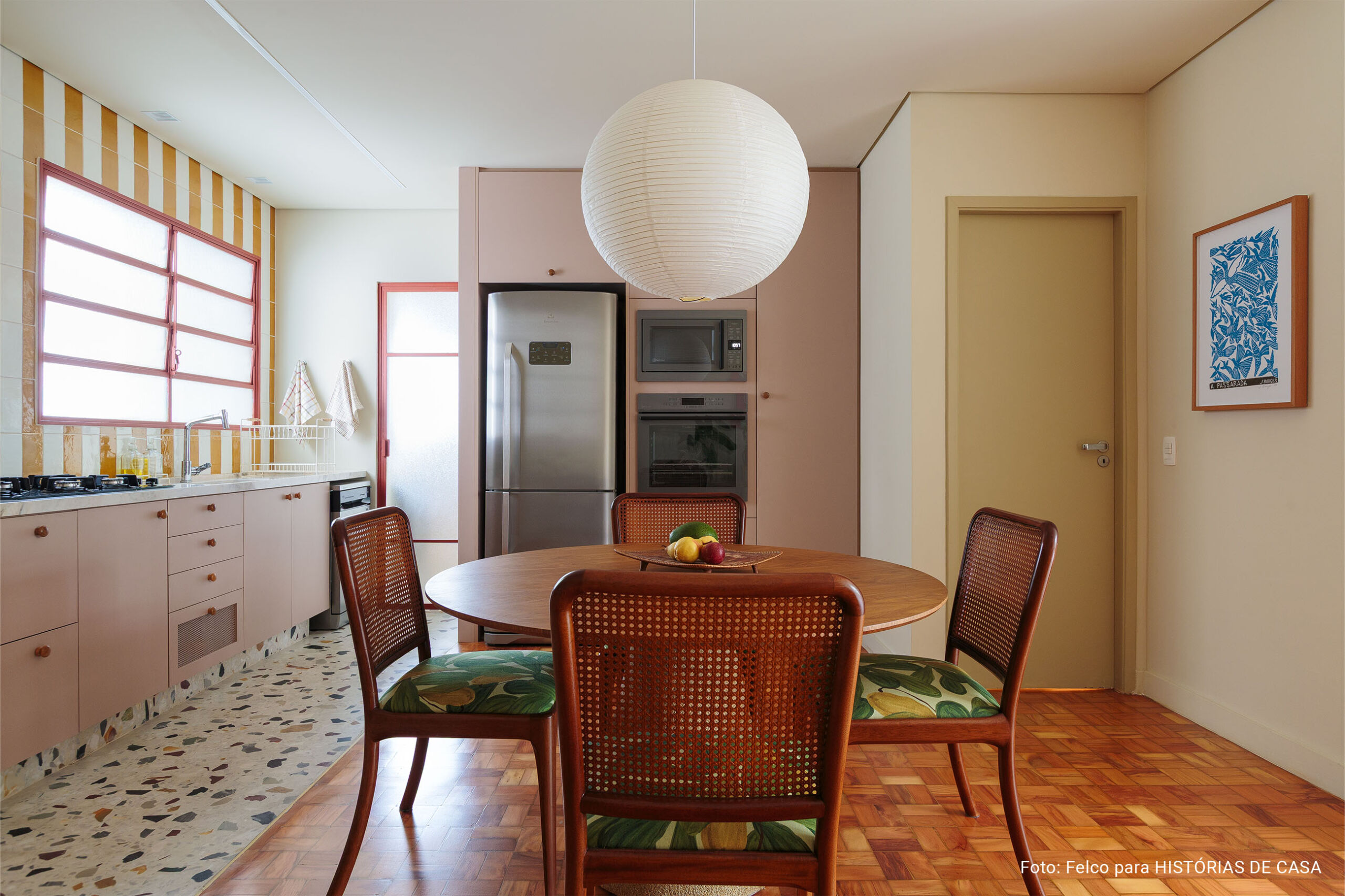 Uma casa colorida para celebrar a vida em família