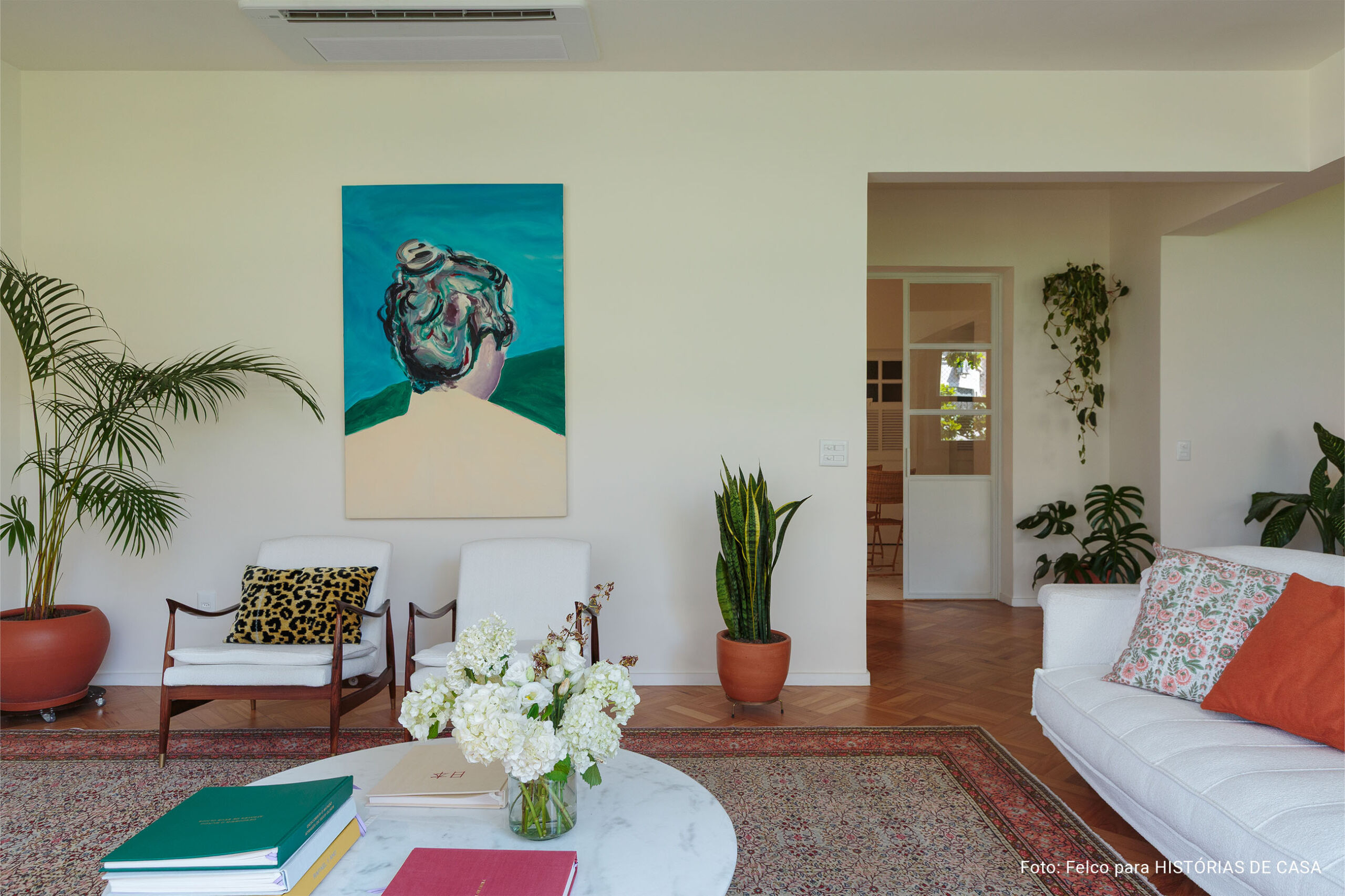 Alma carioca e o charme dos garimpos em um apê dos anos 50