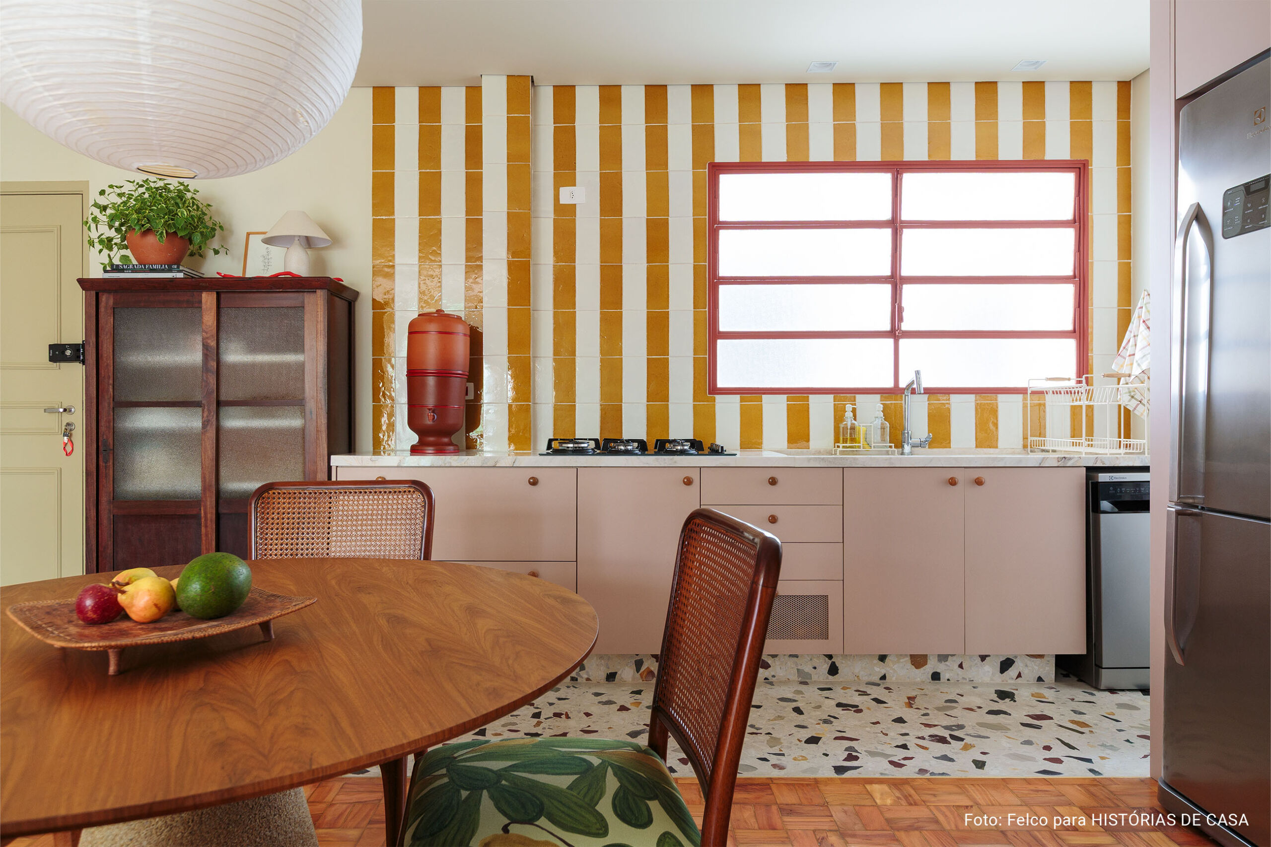 Uma casa colorida para celebrar a vida em família