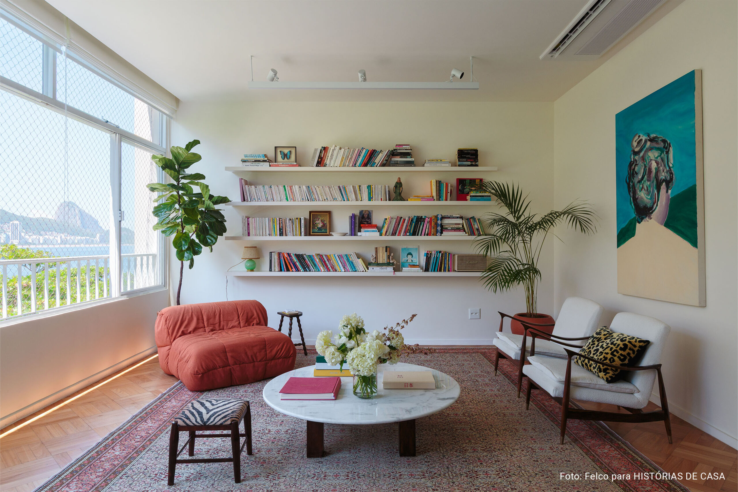 Alma carioca e o charme dos garimpos em um apê dos anos 50