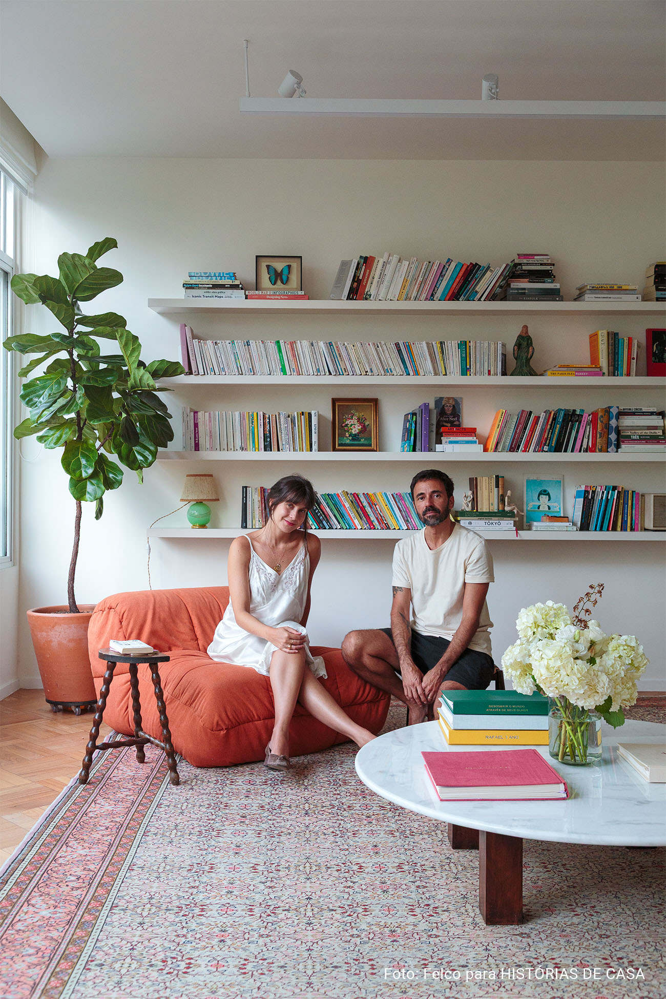 Alma carioca e o charme dos garimpos em um apê dos anos 50