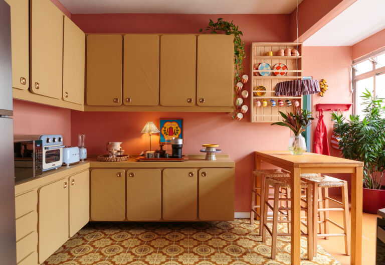 Apartamento alugado com ótimas ideias de decoração e muitas cores alegres