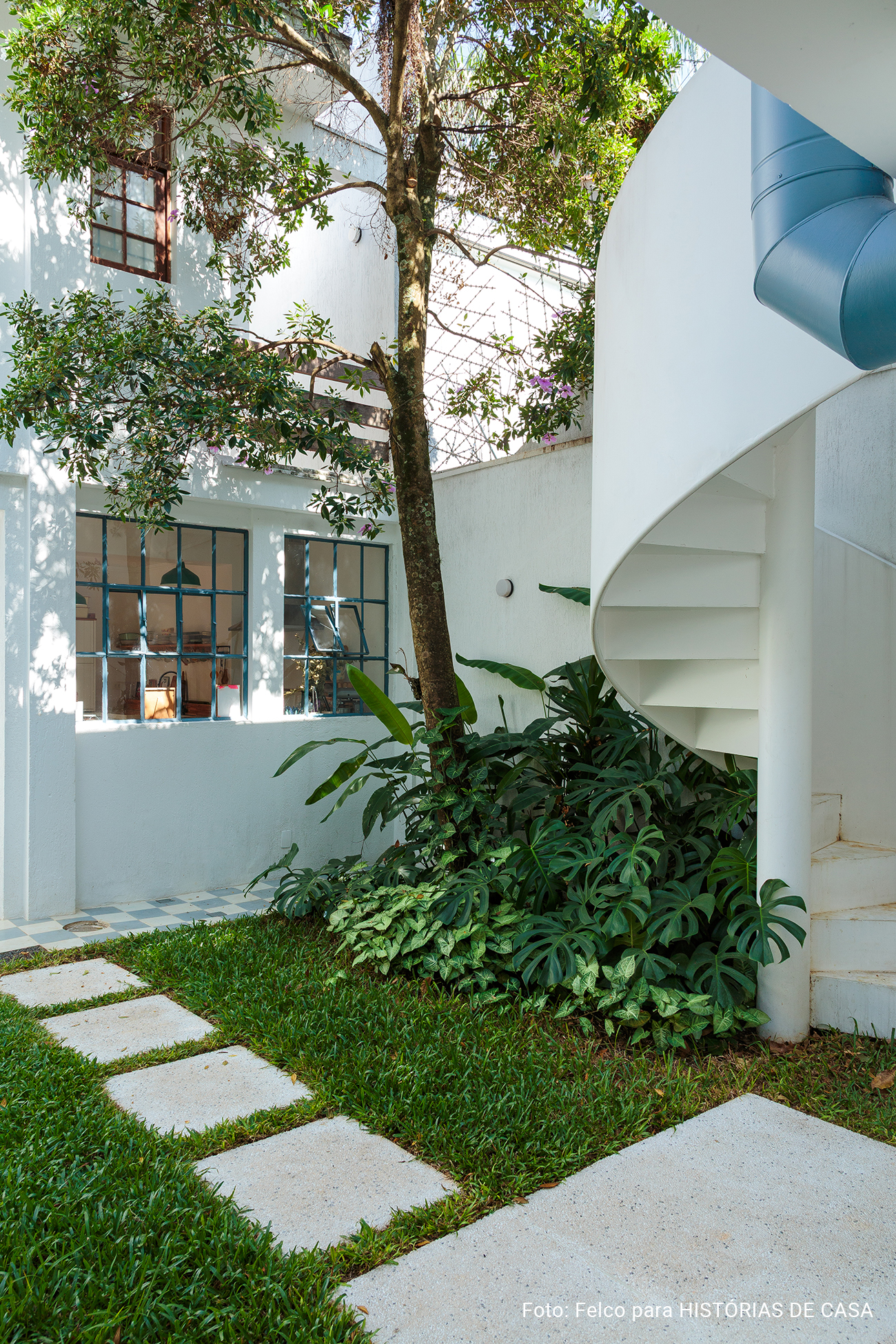 Casa colorida e acolhedora de uma designer argentina vivendo em São Paulo, cores alegres