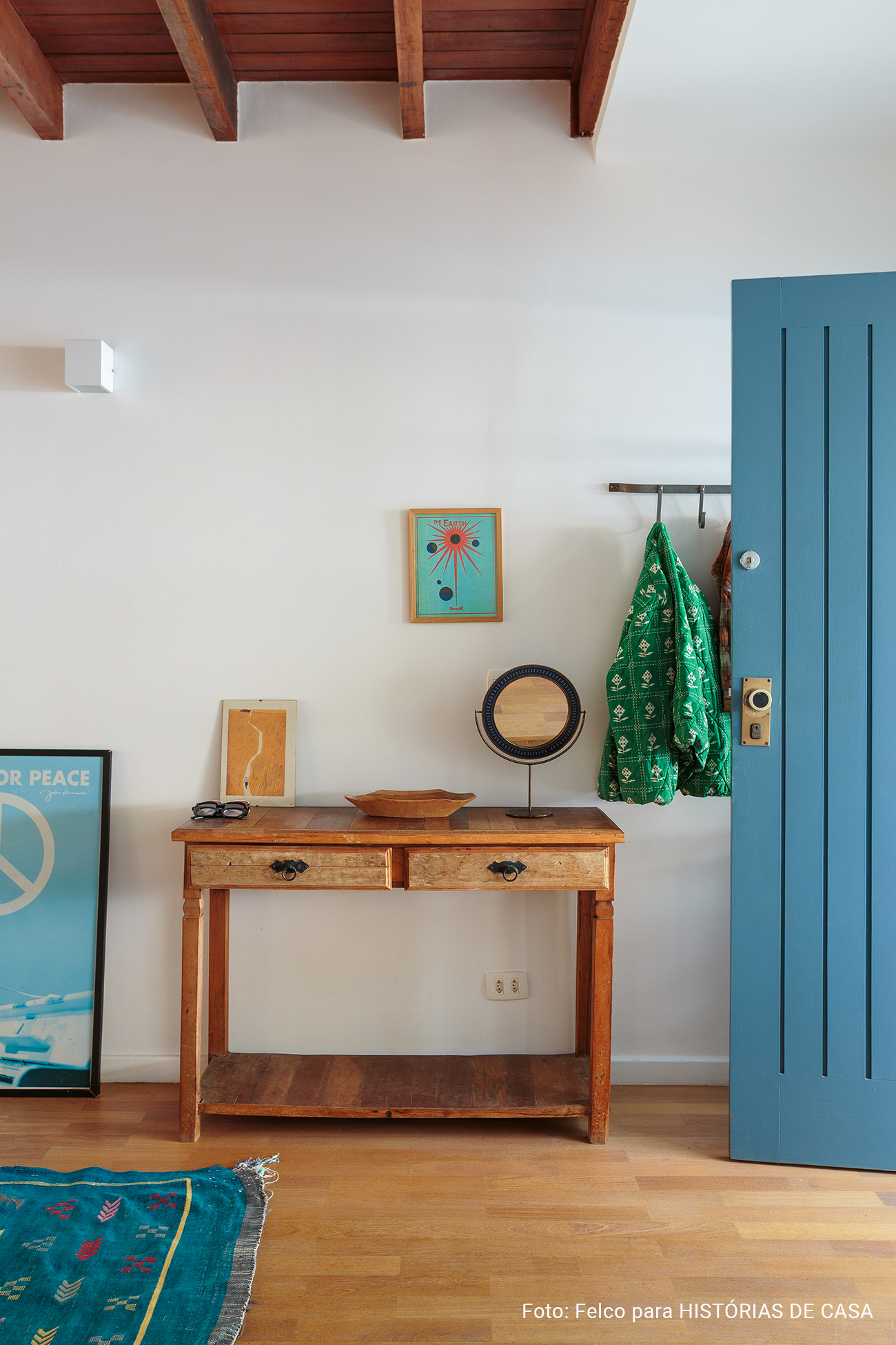 Casa colorida e acolhedora de uma designer argentina vivendo em São Paulo, cores alegres