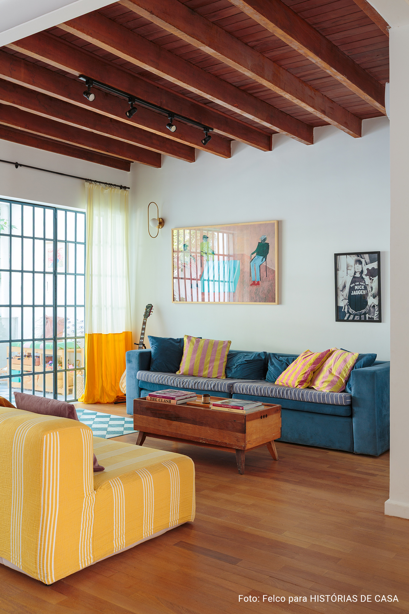 Casa colorida e acolhedora de uma designer argentina vivendo em São Paulo, cores alegres