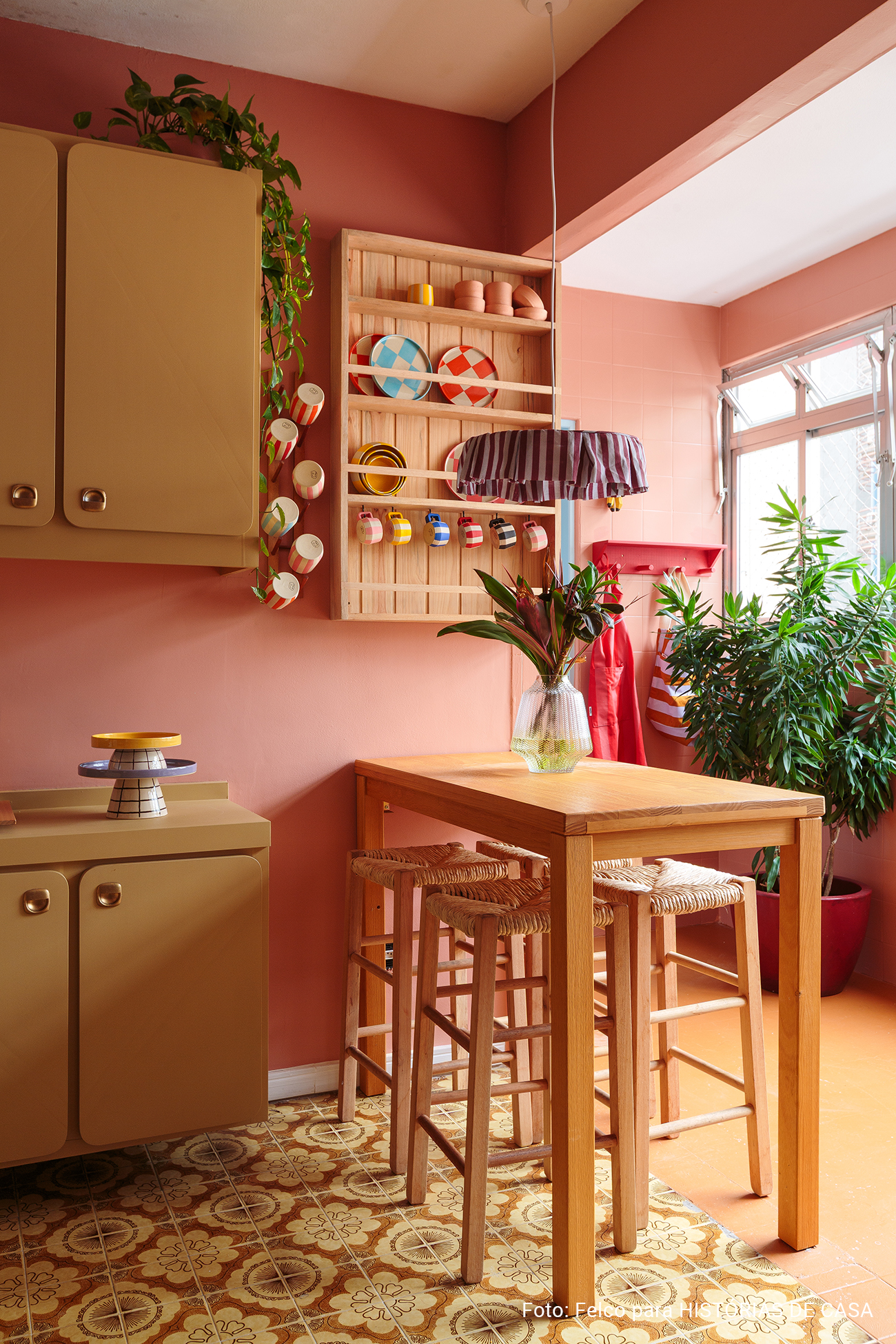 Apartamento alugado com ótimas ideias de decoração e muitas cores alegres